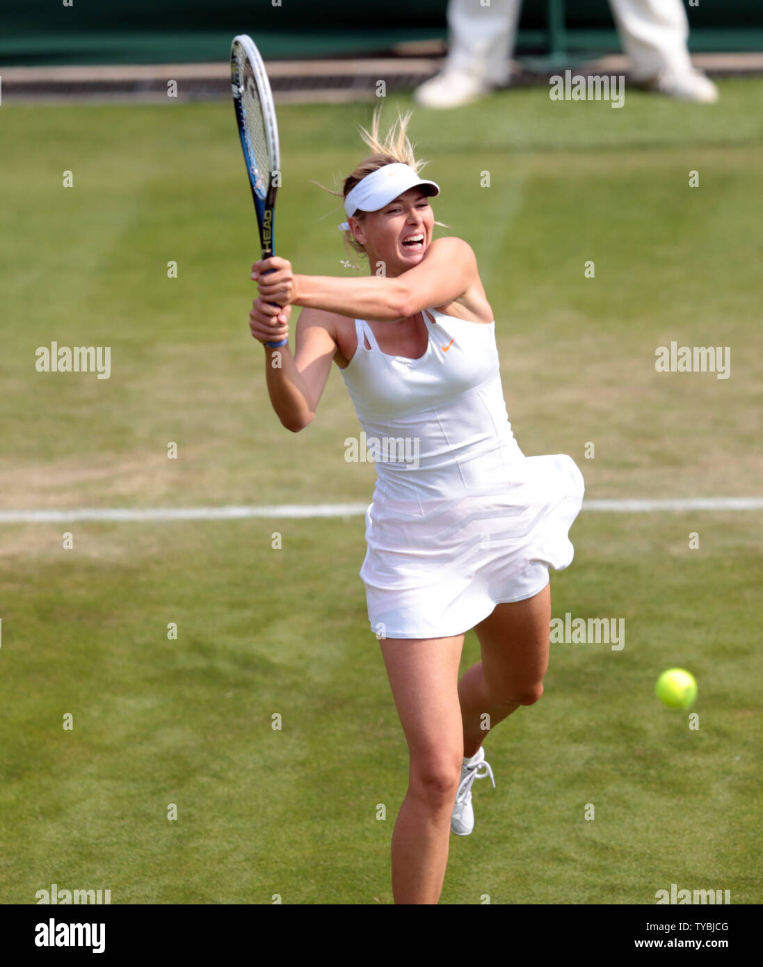 Maria Sharapova revient de la Russie contre le Portugal's Michelle Larcher De Brito sur trois jours de la 2013 de Wimbledon à Londres le 26 juin 2013. UPI/Hugo Philpott Banque D'Images