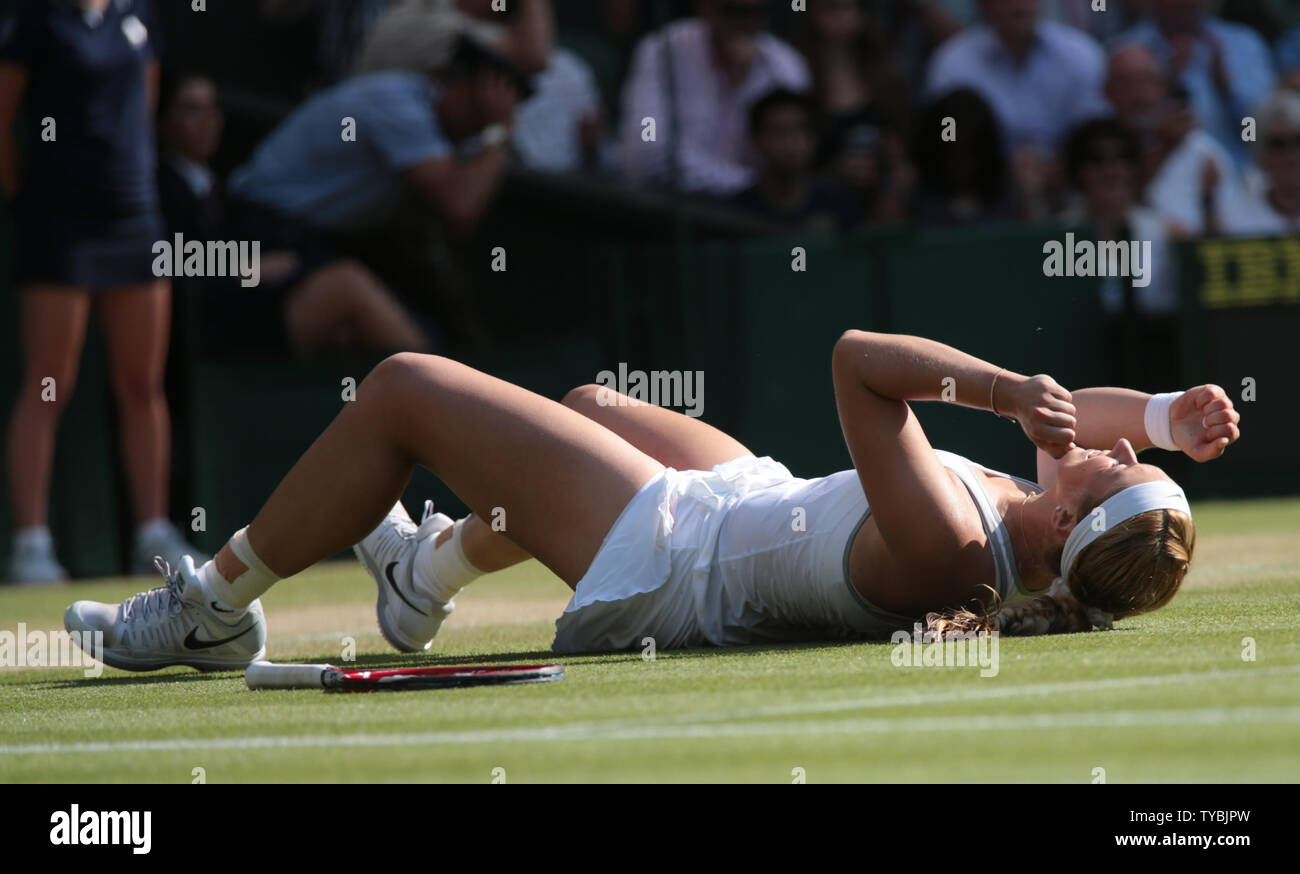 L'Allemagne Sabine Lisicki chute à l'herbe dans la victoire dans son match contre Agnieszka Radwanska sur dix jours de la 2013 de Wimbledon à Londres le 4 juillet 2013. UPI/Hugo Philpott Banque D'Images L'Allemagne Sabine Lisicki chute à l'herbe dans la victoire dans son match contre Agnieszka Radwanska sur dix jours de la 2013 de Wimbledon à Londres le 4 juillet 2013. UPI/Hugo Philpott Banque D'Images