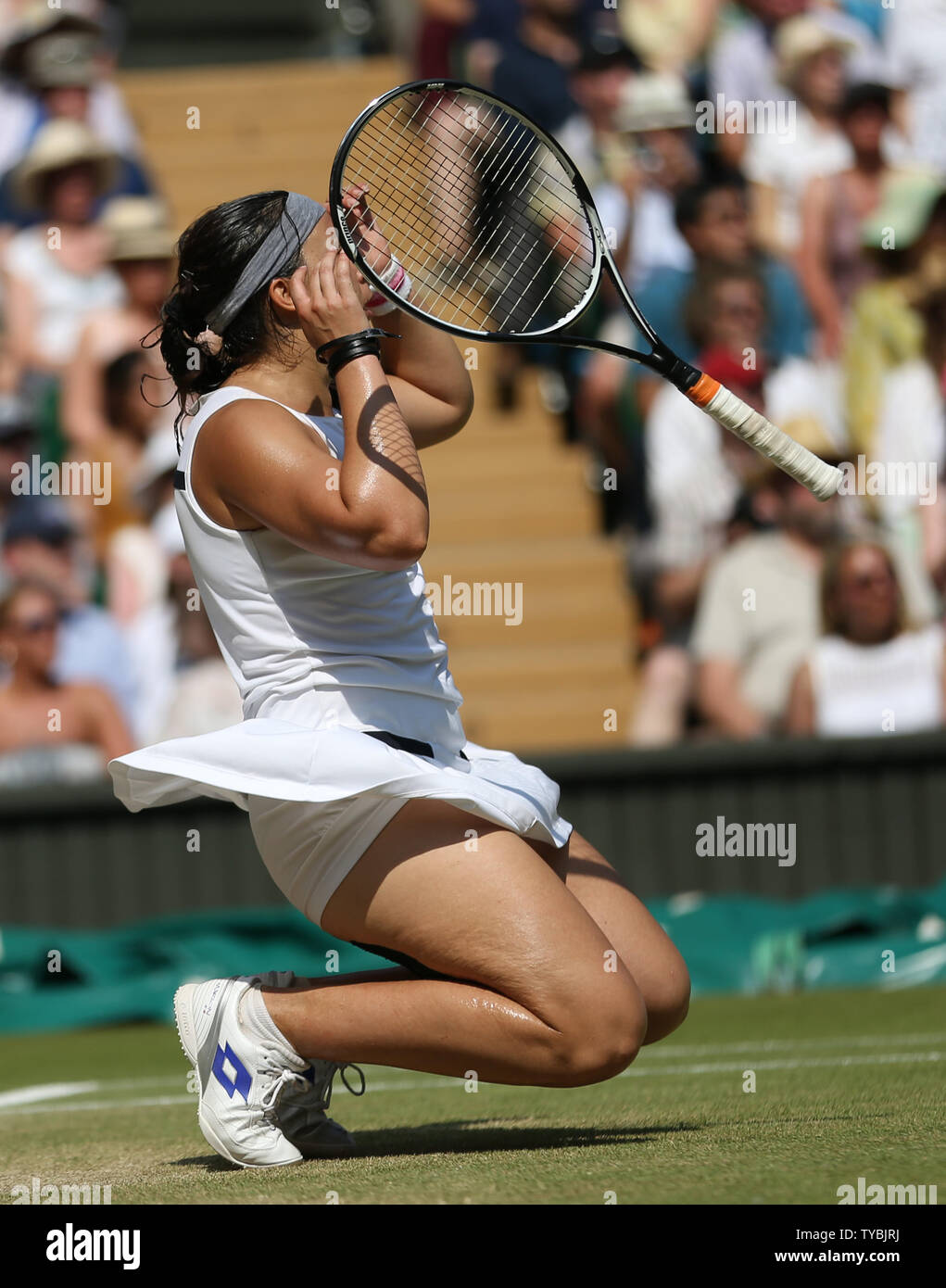 Marion Bartoli célèbre victoire sur Sabine Lisicki en finale du tournoi de Wimbledon  2013 à Londres le 6 juillet 2013. Bartoli a gagné 6-1 6-4. UPI/Hugo  Philpott Photo Stock - Alamy