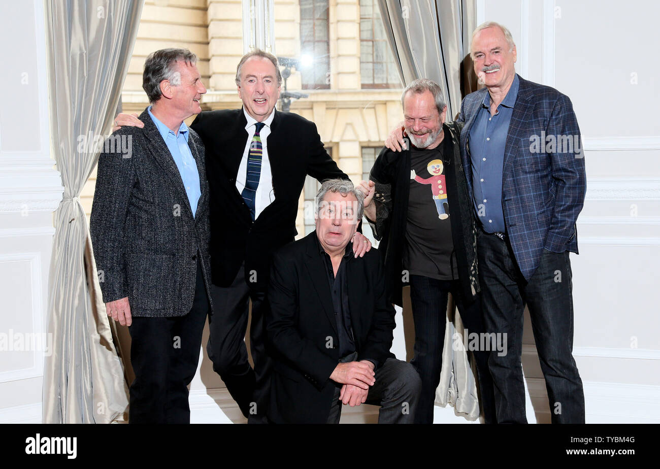 La gang de Monty Python (L-R) Michael Palin, Eric Idle, Terry Jones, Terry Gilliam et John Cleese assister à un photocall pour diffuser une réunion d'un spectacle à l'hôtel Corinthia à Londres, le jeudi 21 novembre 2013. L'événement au London's O2 Arena se présente comme un seul événement, mais ils disent d'autres spectacles sont possibles. UPI/Hugo Philpott Banque D'Images