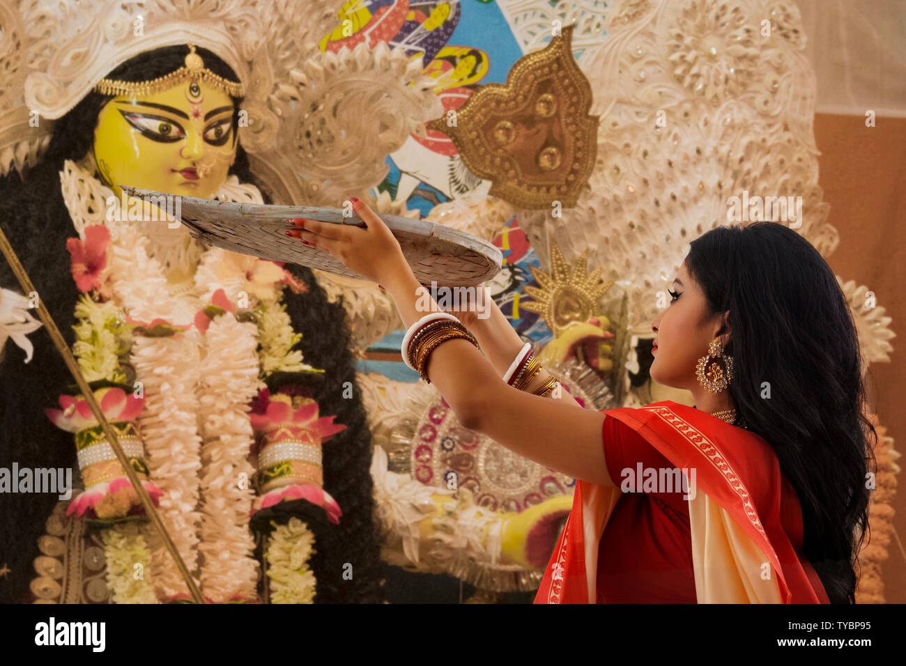 Bengali Femme mariée adorant la déesse Durga avec plateau en bambou Banque D'Images