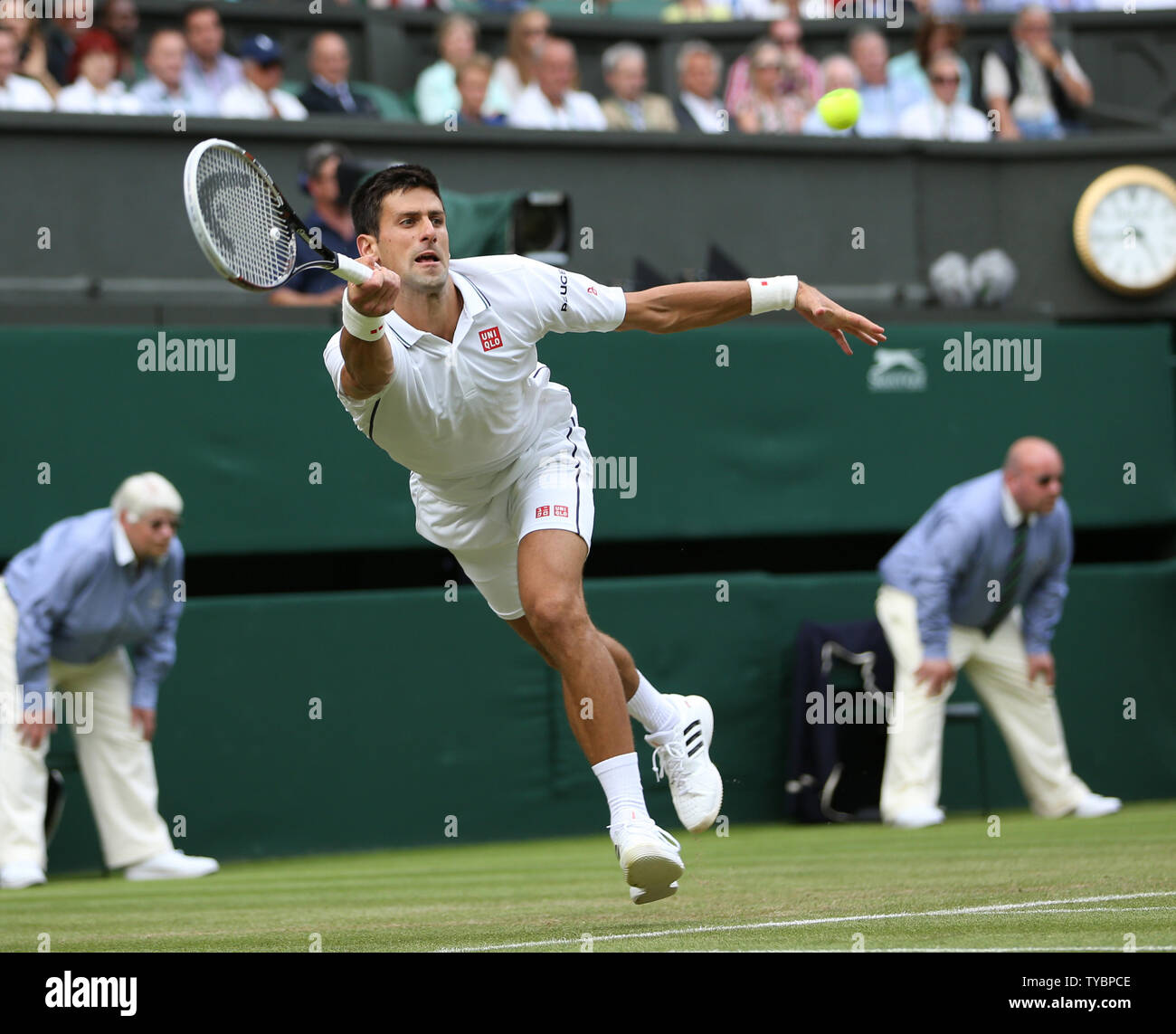 De la Serbie de Novak Djokovic en action lors de son match contre le tchèque Radek Stepanek sur trois jours de la 2014 de Wimbledon à Londres le 25 juin 2014. UPI/Hugo Philpott Banque D'Images