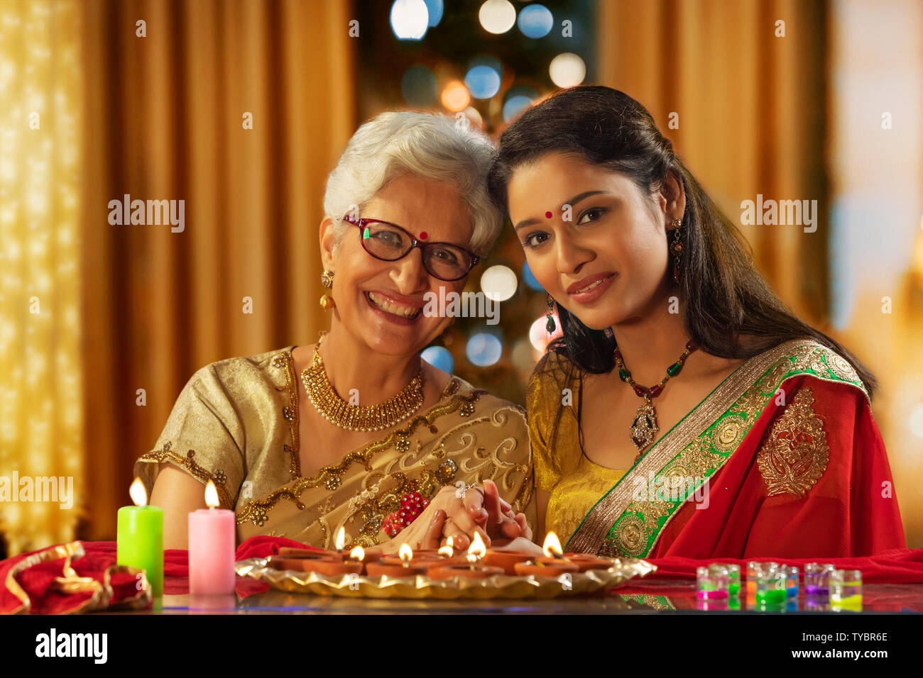 Fille, décorer la maison avec belle-mère à l'occasion de Diwali Banque D'Images