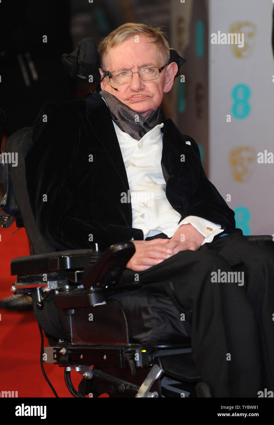 Anglais physicien théorique et cosmologiste Stephen Hawking assiste à l'EE British Academy Film Awards 2015 au Royal Opera House de Londres le 8 février 2015. UPI/Paul Treadway Banque D'Images