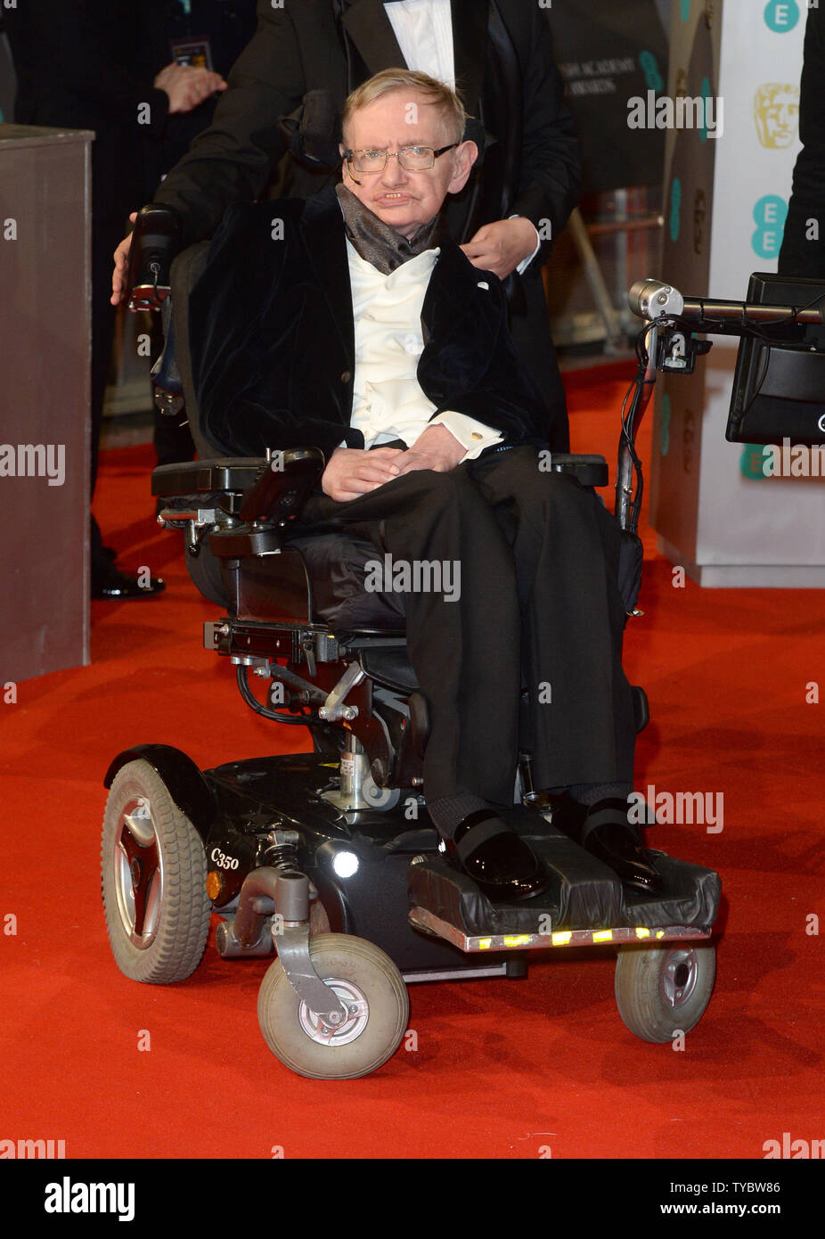 Anglais physicien théorique et cosmologiste Stephen Hawking assiste à l'EE British Academy Film Awards 2015 au Royal Opera House de Londres le 8 février 2015. UPI/Paul Treadway Banque D'Images