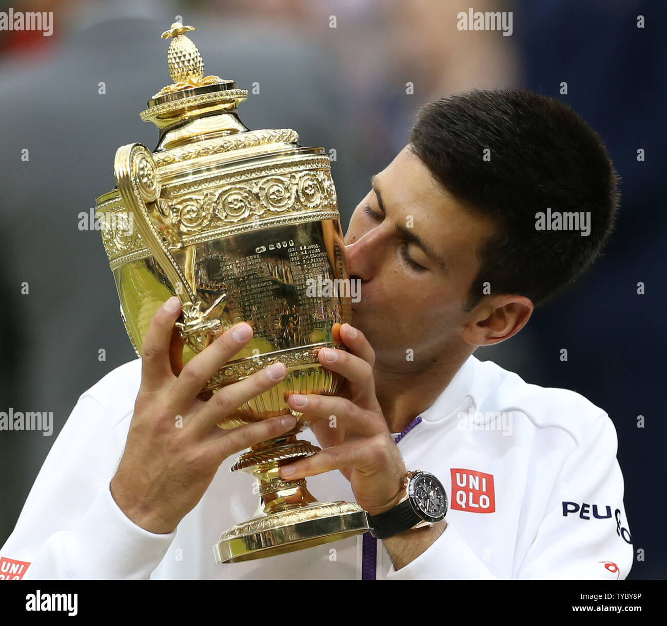 Le Serbe Novak Djokovic embrasse le trophée après avoir remporté le tournoi de Wimbledon 2015 Finale du tournoi contre Roger Federer Suisse, Londres, le 12 juillet 2015. Novak Djokovic a remporté le match 7-6, 6-7, 6-4, 6-3. Photo par Hugo Philpott/UPI. Banque D'Images