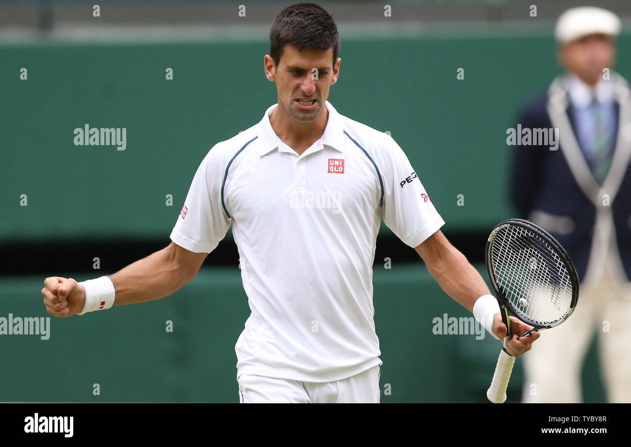 Le Serbe Novak Djokovic célèbre remportant le masculin de Wimbledon 2015 Finale contre Roger Federer, Suisse, Londres, le 12 juillet 2015. Novak Djokovic a remporté le match 7-6, 6-7, 6-4, 6-3. Photo par Hugo Philpott/UPI. Banque D'Images