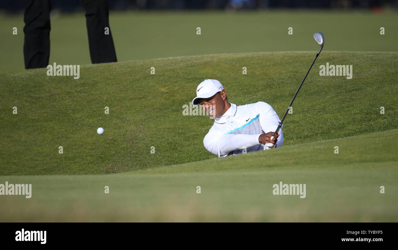 American Tiger Woods hits out du bunker sur le 17ème trou dans son deuxième tour retardé à la 144e Open Championship, St.Andrews le 18 juillet 2015.Tiger Woods a terminé son tour avec un score de  + 7 et a raté le cut pour les deux derniers jours. Photo par Hugo Philpott/UPI. Banque D'Images American Tiger Woods hits out du bunker sur le 17ème trou dans son deuxième tour retardé à la 144e Open Championship, St.Andrews le 18 juillet 2015.Tiger Woods a terminé son tour avec un score de  + 7 et a raté le cut pour les deux derniers jours. Photo par Hugo Philpott/UPI. Banque D'Images