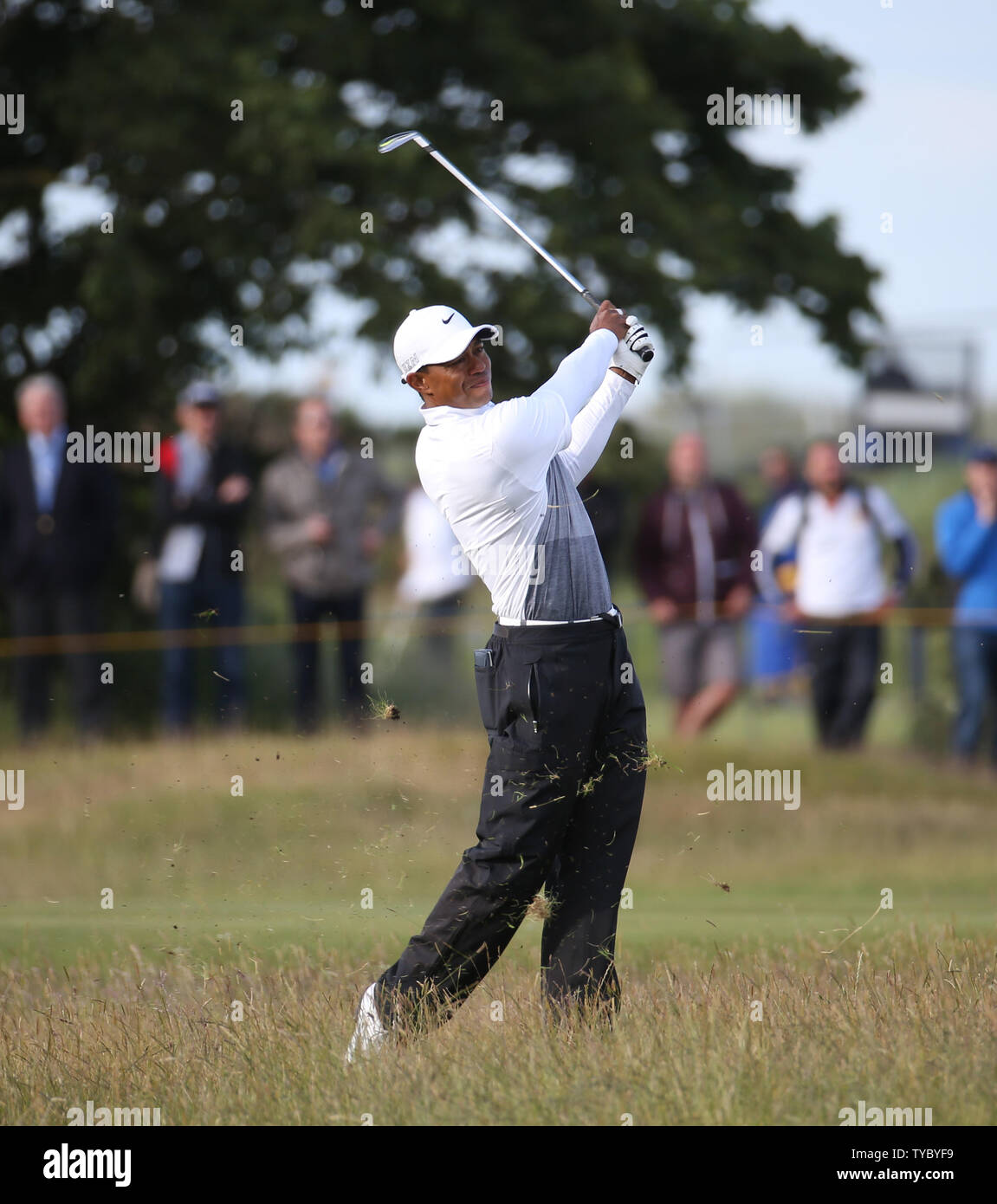 American Tiger Woods hits out de la rough sur le 17ème trou dans son deuxième tour retardé à la 144e Open Championship, St.Andrews le 18 juillet 2015.Tiger Woods a terminé son tour avec un score de  + 7 et a raté le cut pour les deux derniers jours. Photo par Hugo Philpott/UPI. Banque D'Images American Tiger Woods hits out de la rough sur le 17ème trou dans son deuxième tour retardé à la 144e Open Championship, St.Andrews le 18 juillet 2015.Tiger Woods a terminé son tour avec un score de  + 7 et a raté le cut pour les deux derniers jours. Photo par Hugo Philpott/UPI. Banque D'Images