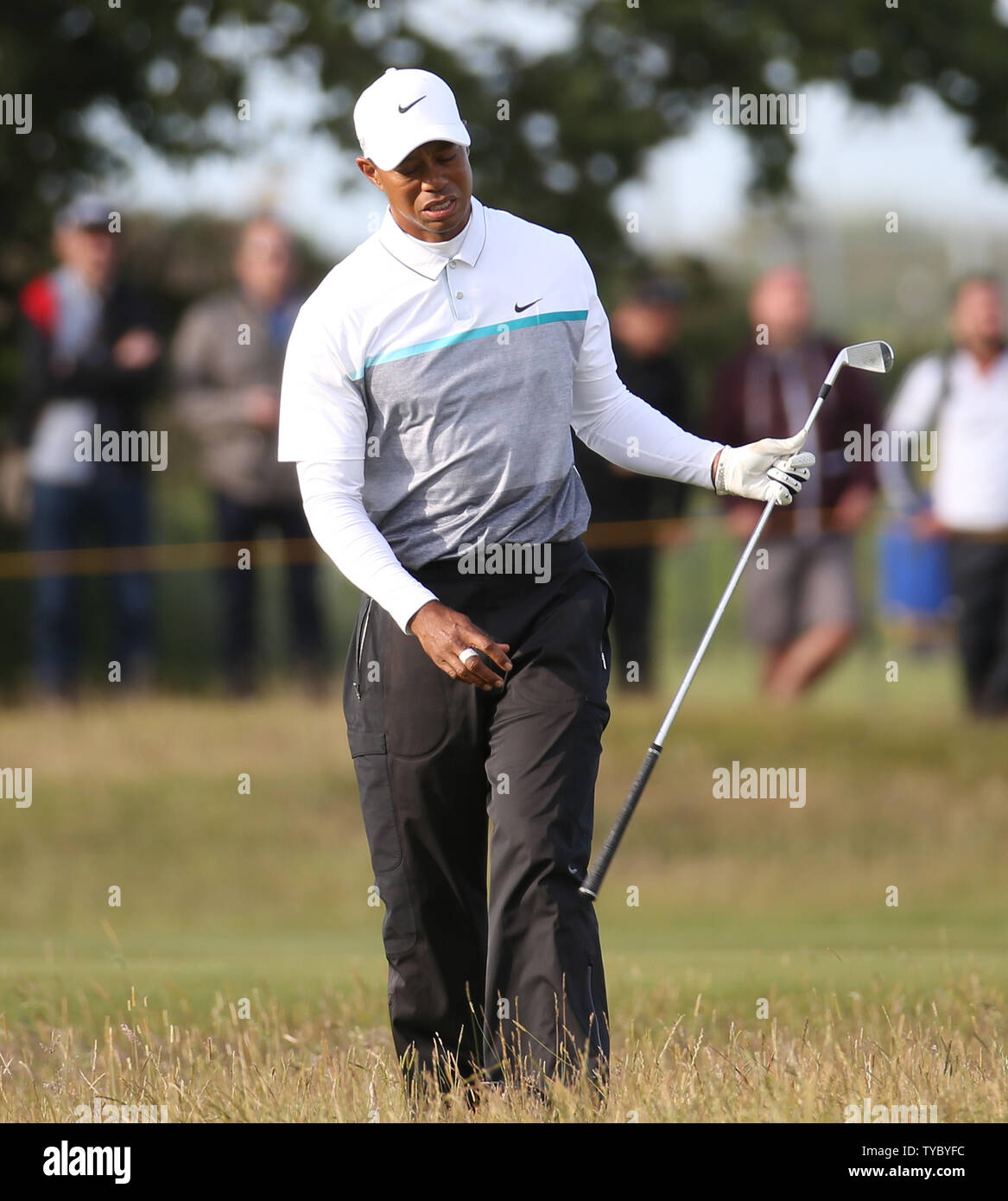 Tiger Woods américain réagit après avoir frappé à l'ogf rough à la fin de son deuxième tour retardé à la 144e Open Championship, St.Andrews le 18 juillet 2015.Tiger Woods a terminé son tour avec un score de  + 7 et a raté le cut pour les deux derniers jours. Photo par Hugo Philpott/UPI. Banque D'Images Tiger Woods américain réagit après avoir frappé à l'ogf rough à la fin de son deuxième tour retardé à la 144e Open Championship, St.Andrews le 18 juillet 2015.Tiger Woods a terminé son tour avec un score de  + 7 et a raté le cut pour les deux derniers jours. Photo par Hugo Philpott/UPI. Banque D'Images