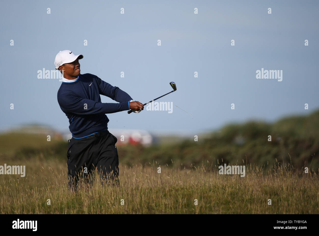 American Tiger Woods hits out de la rough sur le 16ème trou dans son deuxième tour retardé à la 144e Open Championship, St.Andrews le 18 juillet 2015.Tiger Woods a terminé son tour avec un score de  + 7 et a raté le cut pour les deux derniers jours. Photo par Hugo Philpott/UPI. Banque D'Images American Tiger Woods hits out de la rough sur le 16ème trou dans son deuxième tour retardé à la 144e Open Championship, St.Andrews le 18 juillet 2015.Tiger Woods a terminé son tour avec un score de  + 7 et a raté le cut pour les deux derniers jours. Photo par Hugo Philpott/UPI. Banque D'Images