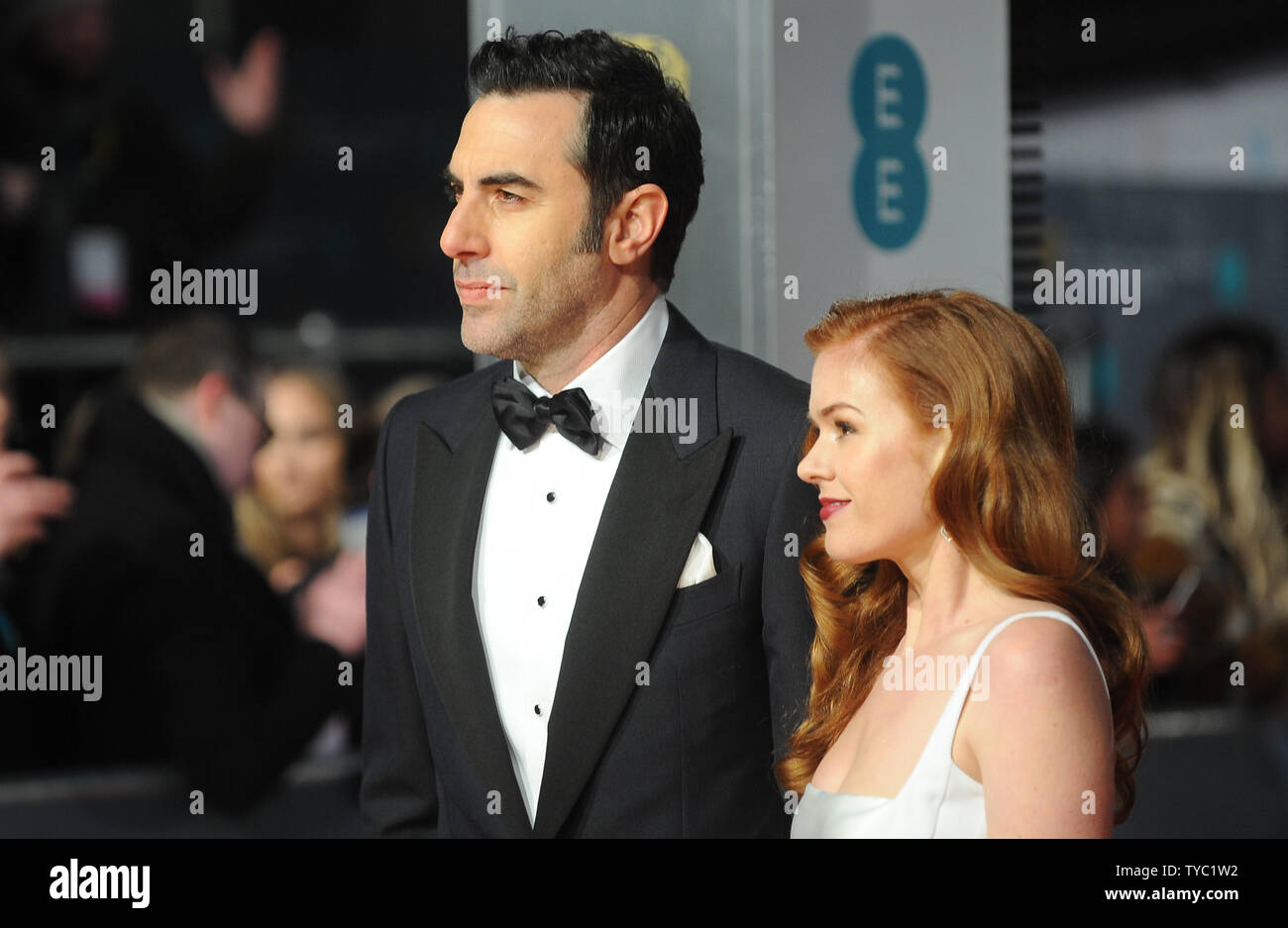 L'acteur anglais Sacha Baron Cohen et l'actrice australienne Isla Fisher assister à l'EE British Academy Film Awards 2016 à Lon assiste à l'EE British Academy Film Awards 2016 au Royal Opera House de Londres le 14 février 2016. Photo par Paul Treadway/ UPI Banque D'Images