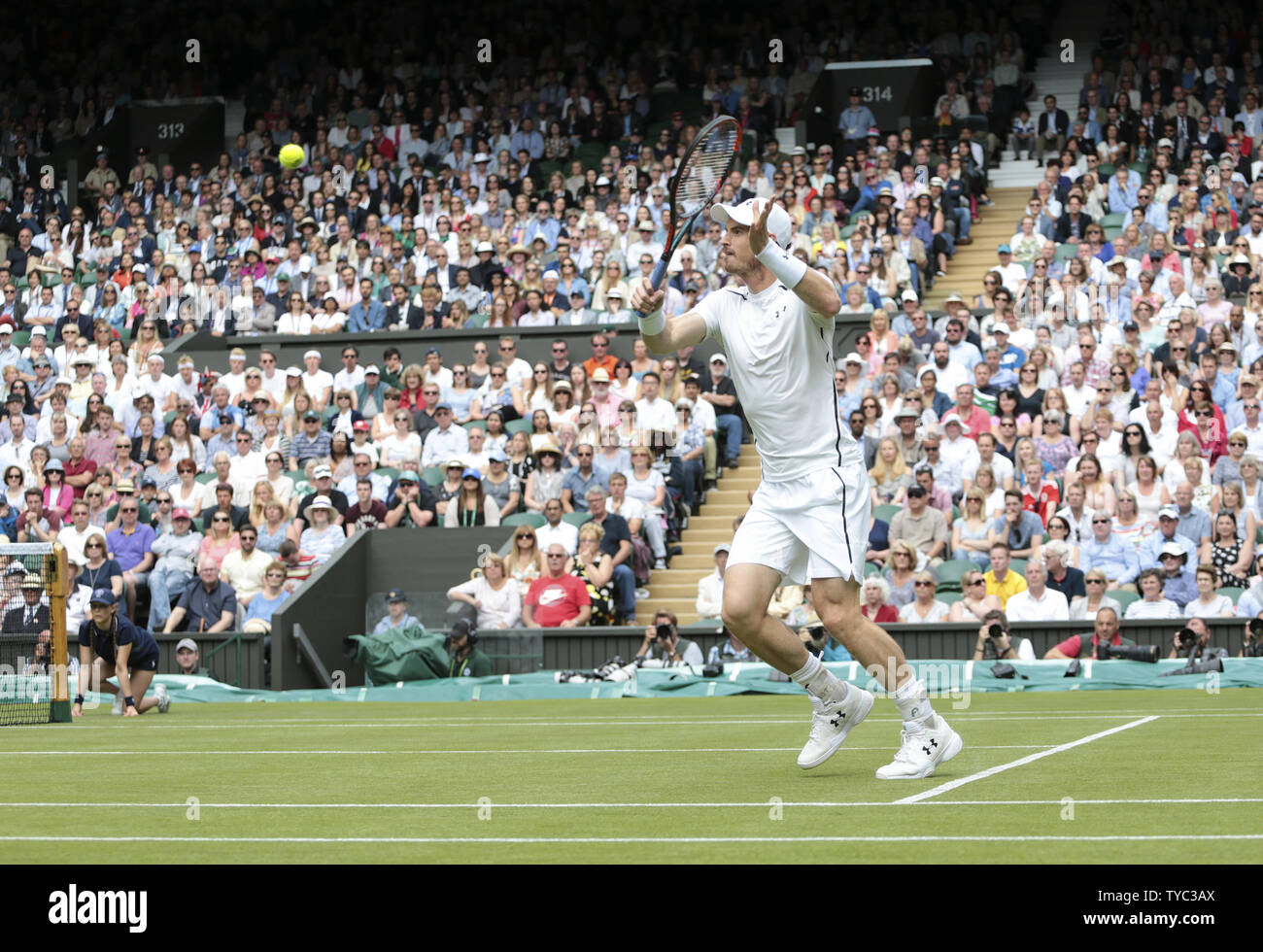 La société britannique Andy Murray renvoie la balle dans son match contre la société britannique Liam Broady sur deux jours de la 2016 de Wimbledon à Wimbledon, Londres, le 28 juin 2016. Photo par Hugo Philpott/UPI Banque D'Images