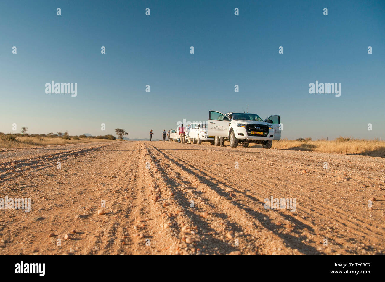 Jeep et Land Rover safari voyageant sur un chemin de terre, la Namibie Banque D'Images