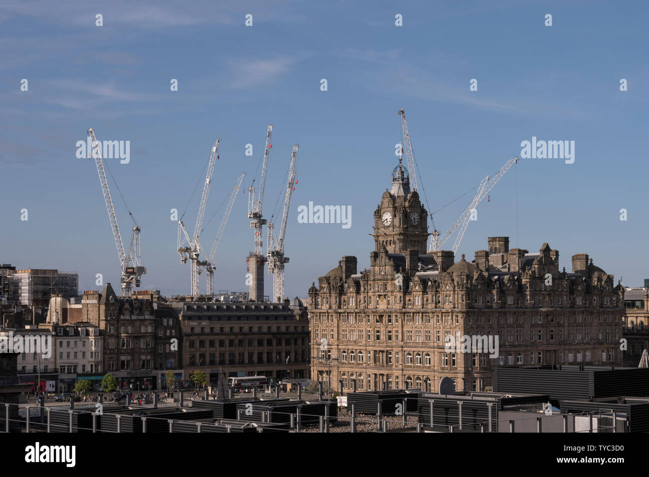 Un réaménagement majeur de l'extrémité est de Princes Street a ajouté à l'horizon de grues d'Édimbourg et bien connu de l'architecture d'Édimbourg Banque D'Images