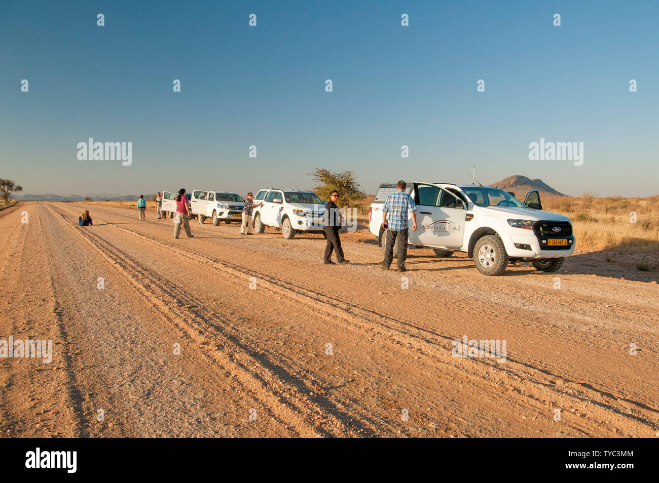 Jeep et Land Rover safari voyageant sur un chemin de terre, la Namibie Banque D'Images