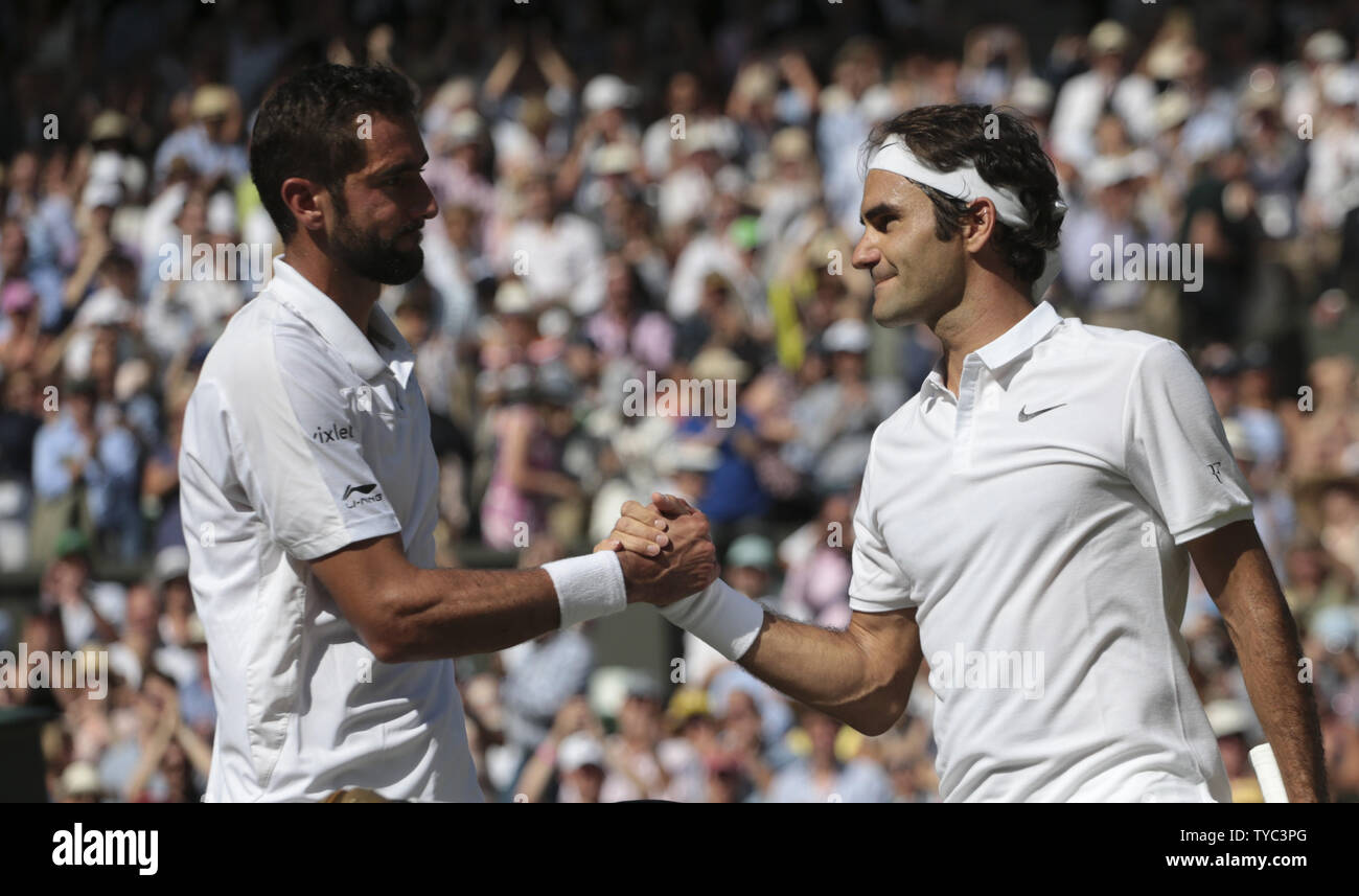 Un Roger Federer vainqueur croate Marin Cilic consoles au filet après avoir remporté en cinq sets sur Men's quarts de la 2016 de Wimbledon à Wimbledon, Londres, 06 juillet 2016. Photo par Hugo Philpott/UPI Banque D'Images