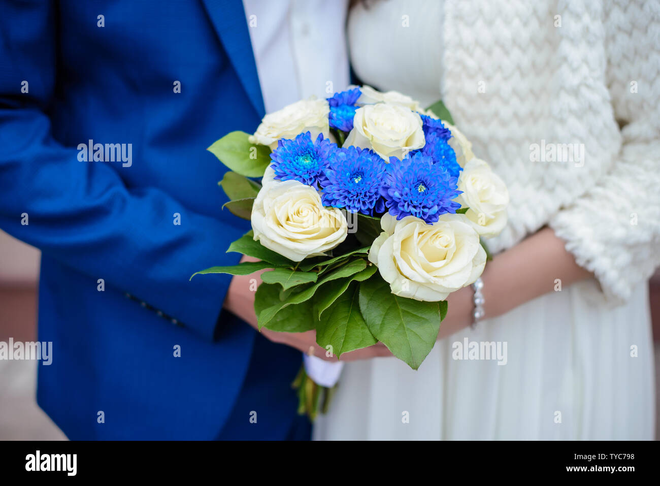 Beau mariage bouquet de roses bleu et blanc dans les mains de la mariée et  le marié close-up Photo Stock - Alamy