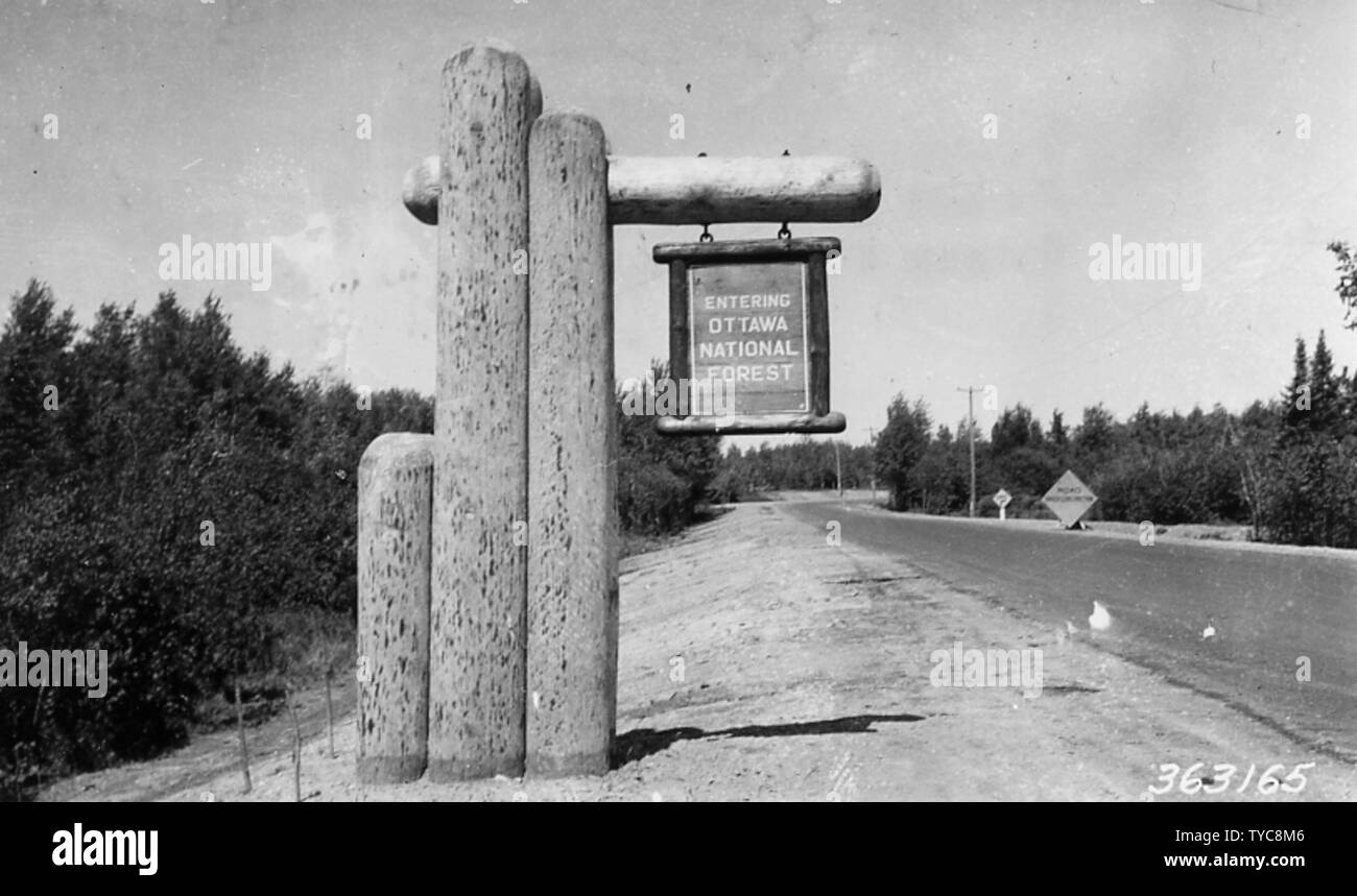 Photographie de l'entrée de la forêt M-73 à la région ; Portée et contenu : la légende originale : entrée privée M-73 à la région. Banque D'Images