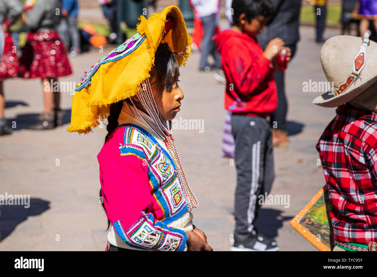 Les enfants en costume traditionnel protestant pour leurs droits à un logement adéquat, l'éducation et la santé, Cusco, Pérou, Amérique du Sud, Banque D'Images
