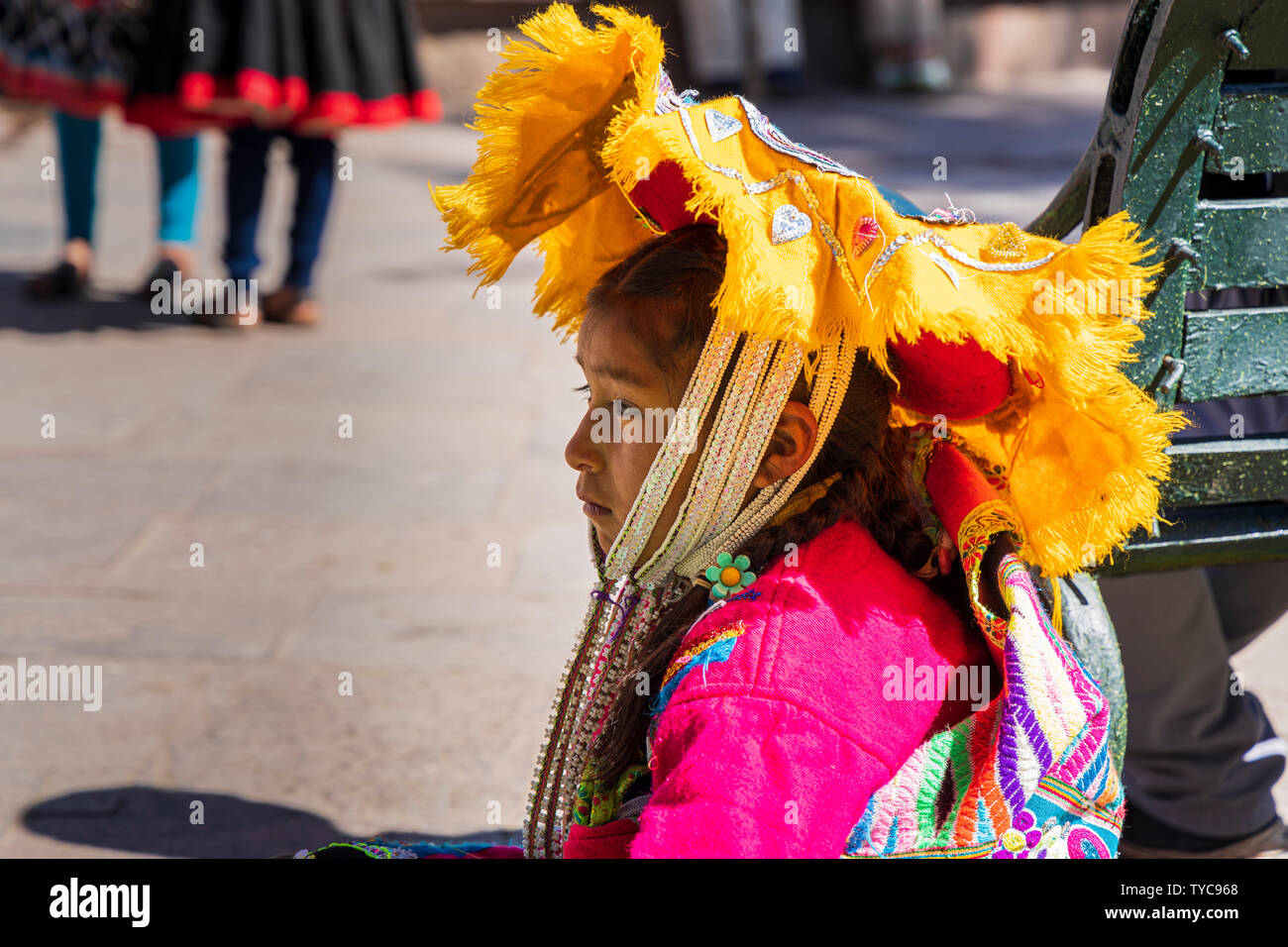 Les enfants en costume traditionnel protestant pour leurs droits à un logement adéquat, l'éducation et la santé, Cusco, Pérou, Amérique du Sud, Banque D'Images