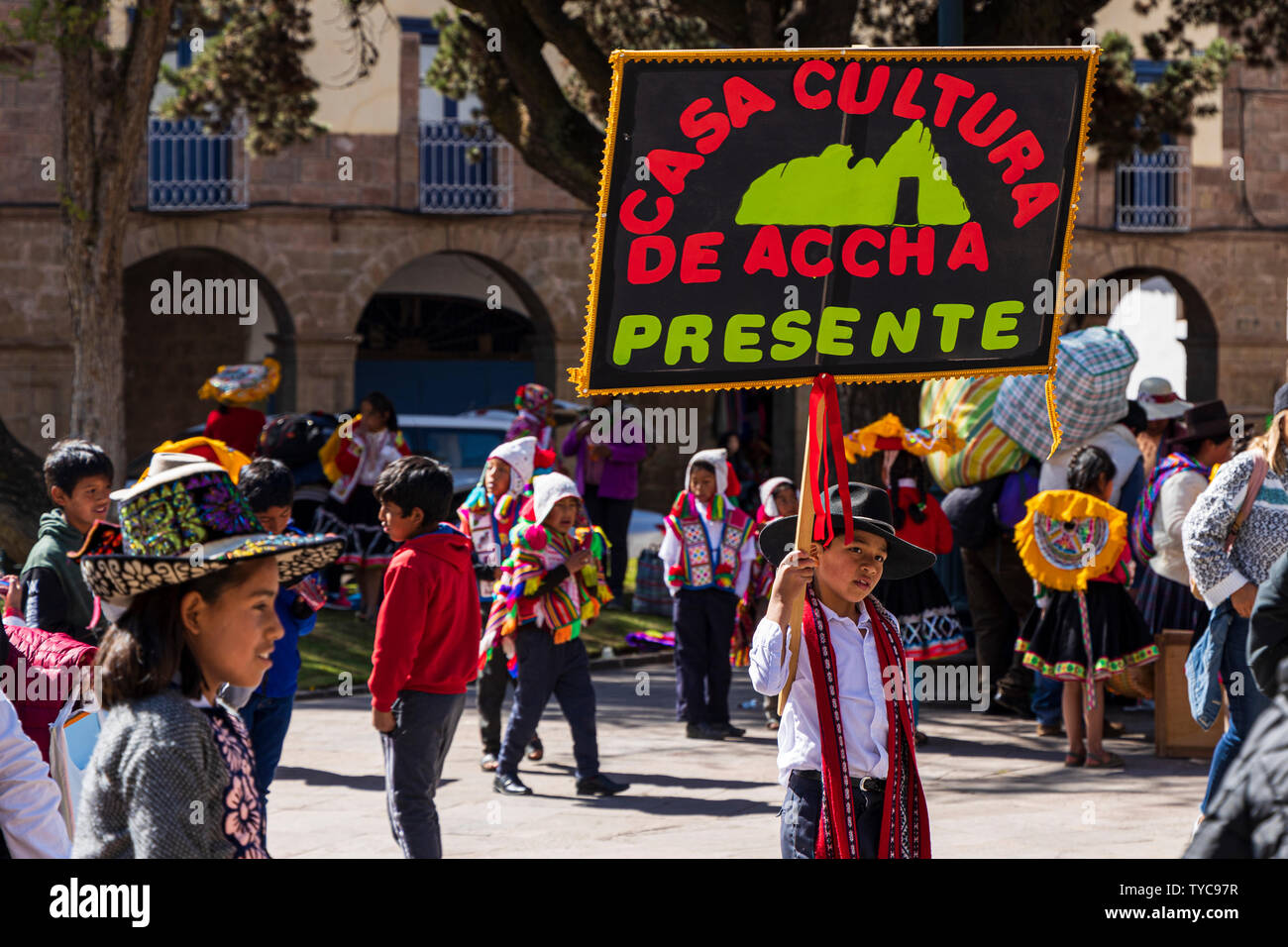 Les enfants en costume traditionnel protestant pour leurs droits à un logement adéquat, l'éducation et la santé, Cusco, Pérou, Amérique du Sud, Banque D'Images