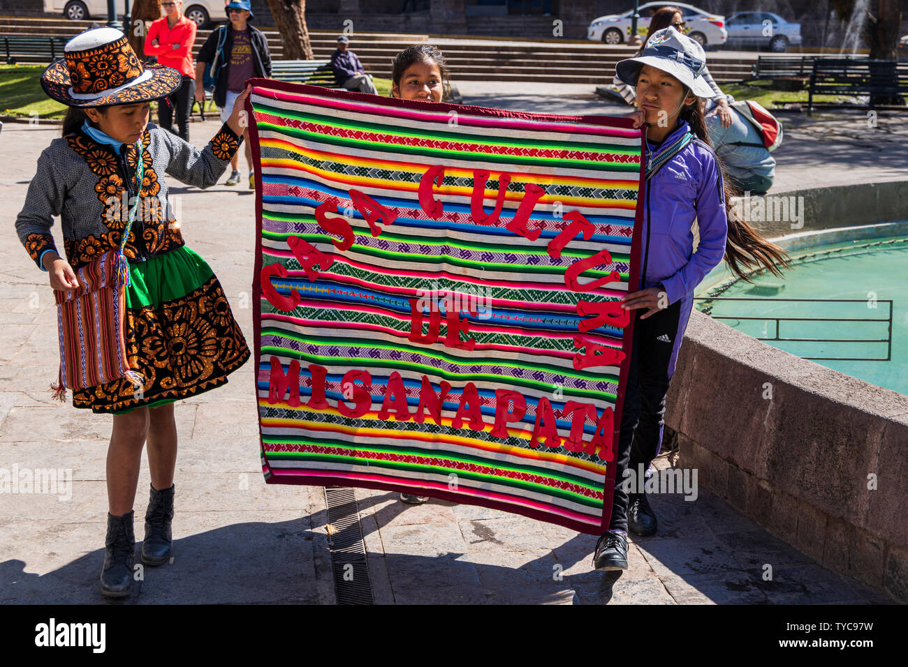 Les enfants en costume traditionnel protestant pour leurs droits à un logement adéquat, l'éducation et la santé, Cusco, Pérou, Amérique du Sud, Banque D'Images