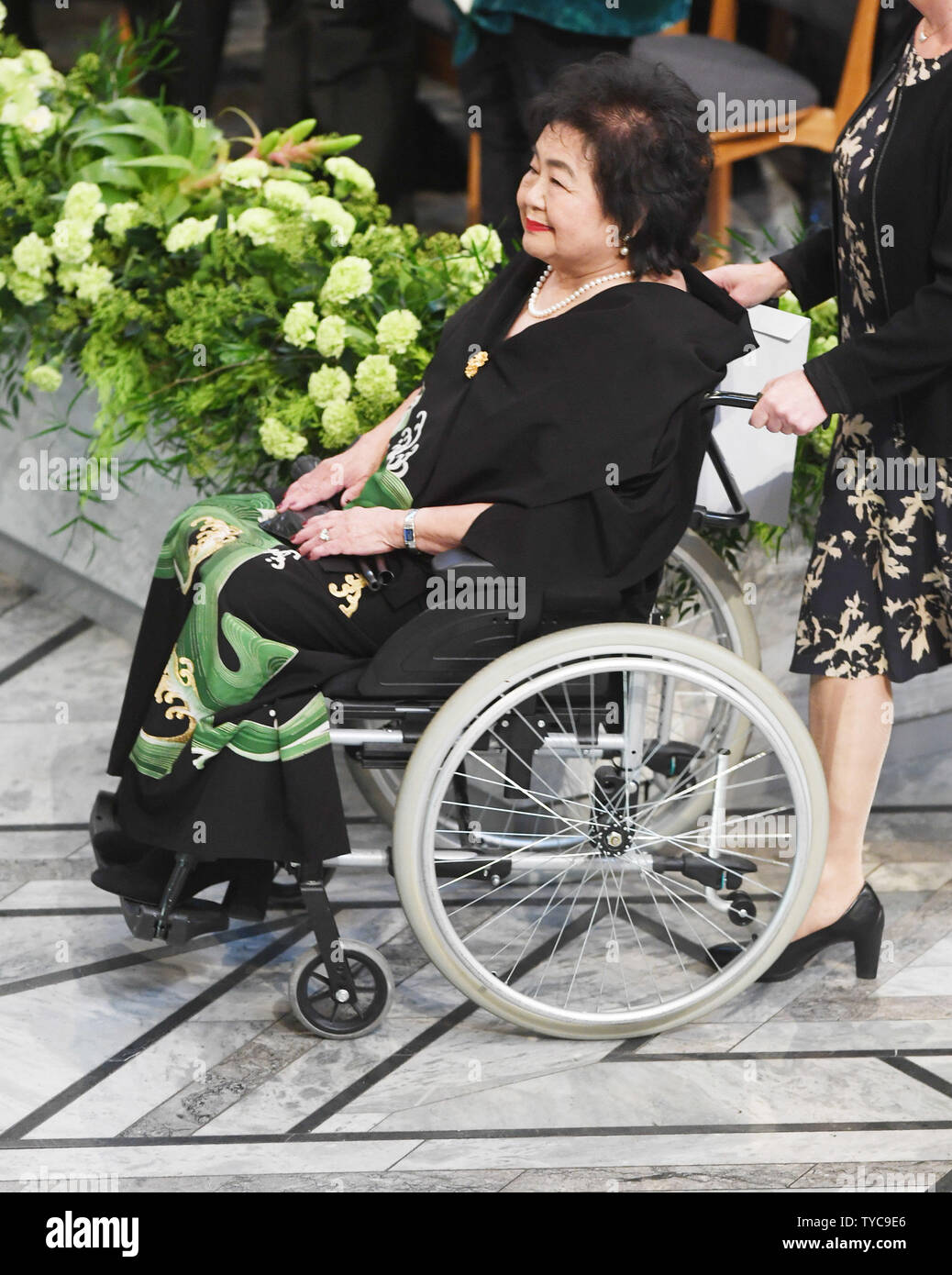 Récipiendaire du Prix Nobel de la paix 2017, le Japonais Setsuko Thurlow, rescapé des bombardements atomiques sur Hiroshima assiste à la cérémonie du Prix Nobel de la paix à l'Hôtel de Ville à Oslo le 10 décembre 2017. Photo par Rune Hellestad/ UPI Banque D'Images