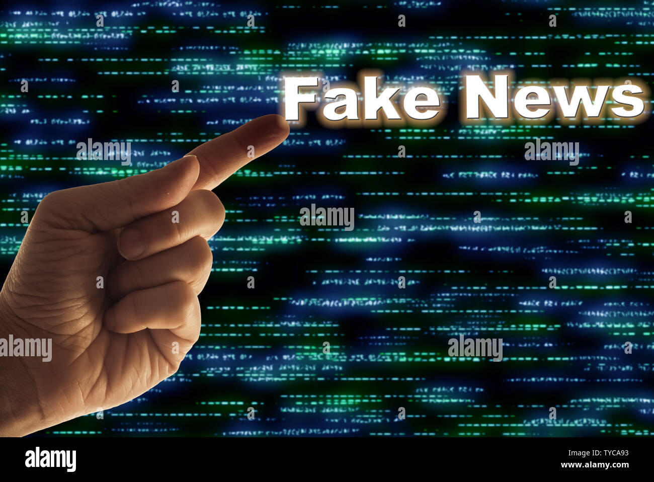 Un homme de pointer du doigt les mots : de fausses nouvelles, de fausses informations et de fausses nouvelles concept Banque D'Images