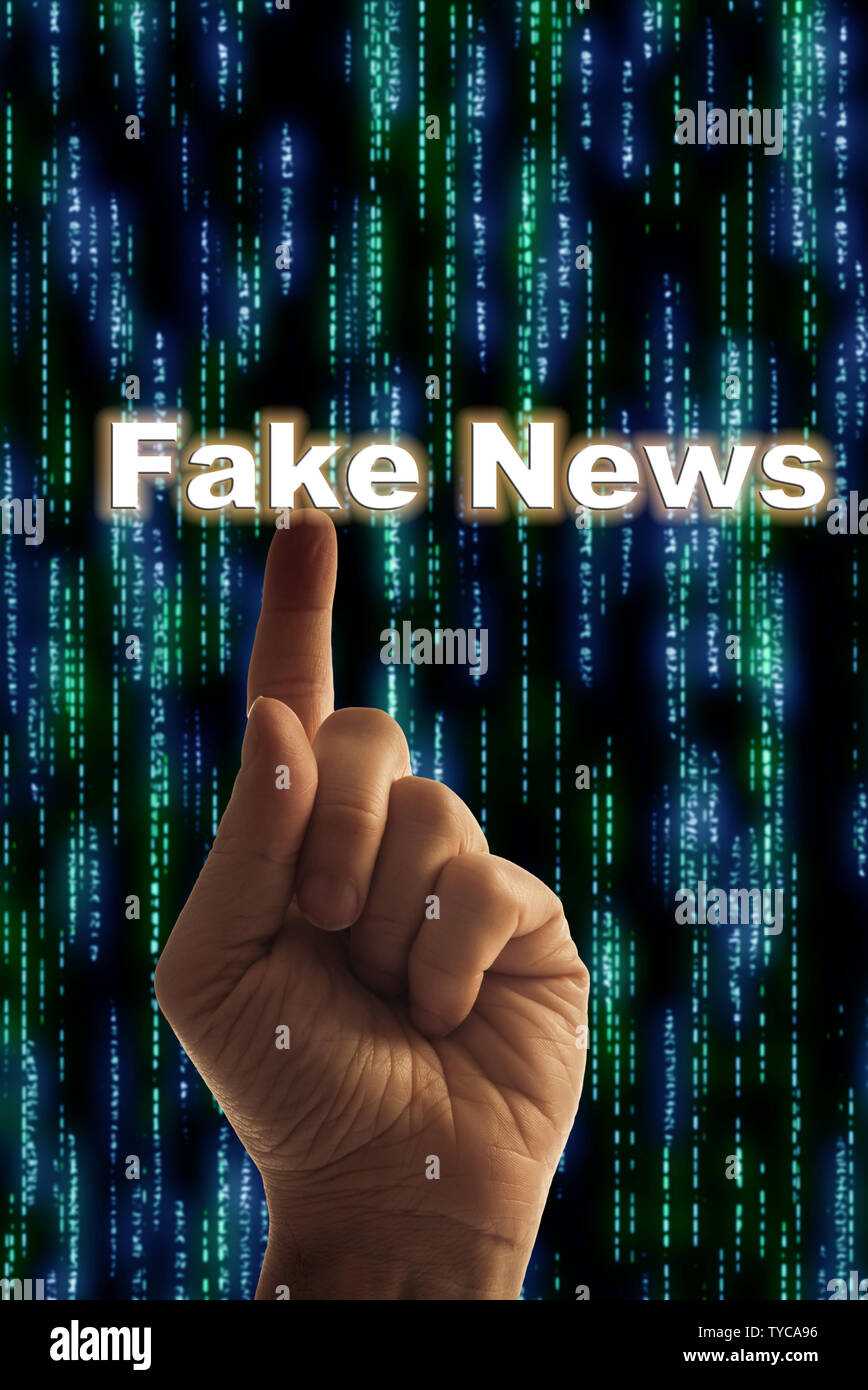 Un homme de pointer du doigt les mots : de fausses nouvelles, de fausses informations et de fausses nouvelles concept Banque D'Images