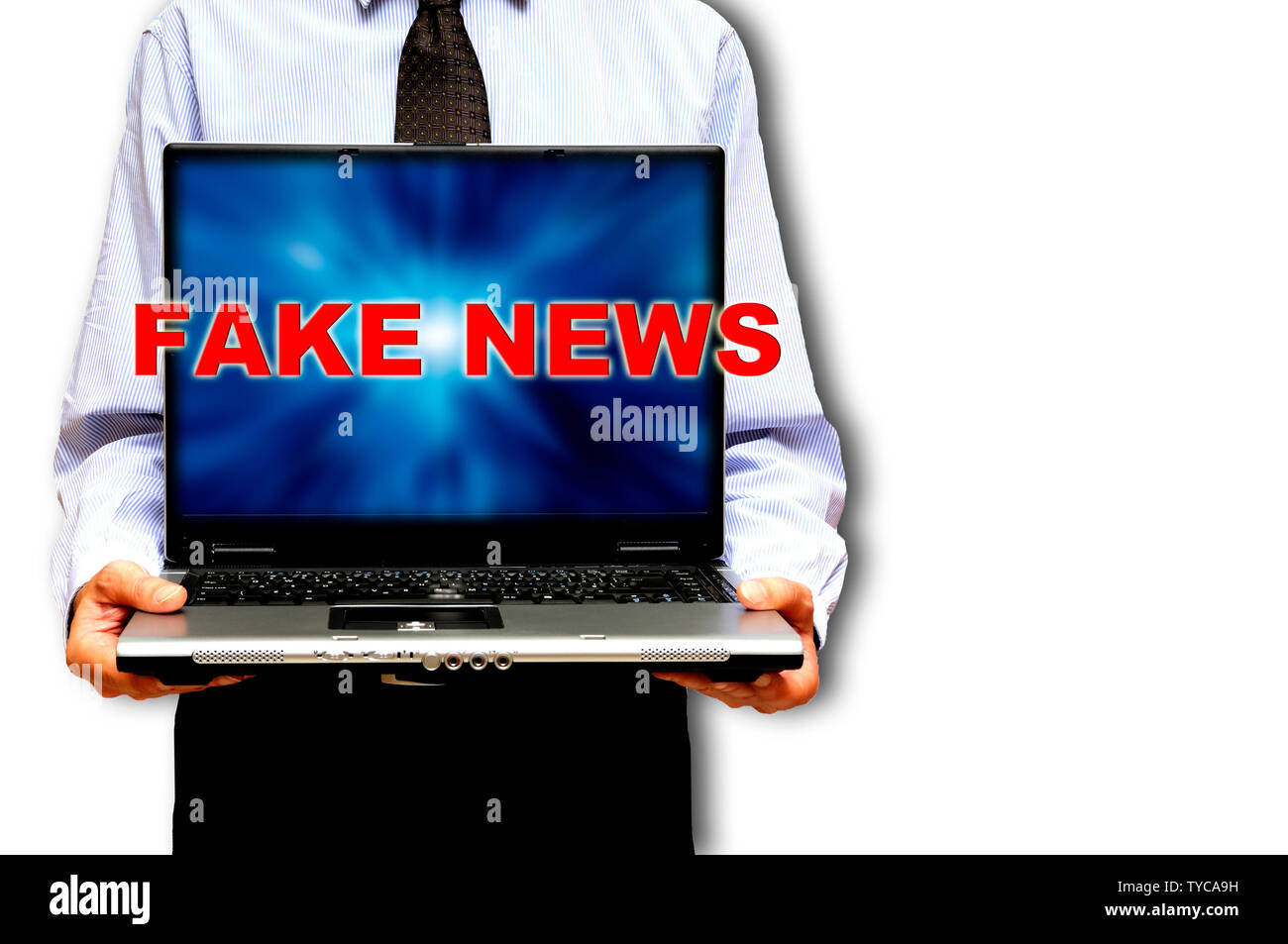 Homme tenant un ordinateur portable avec des mots faux news à l'écran Banque D'Images