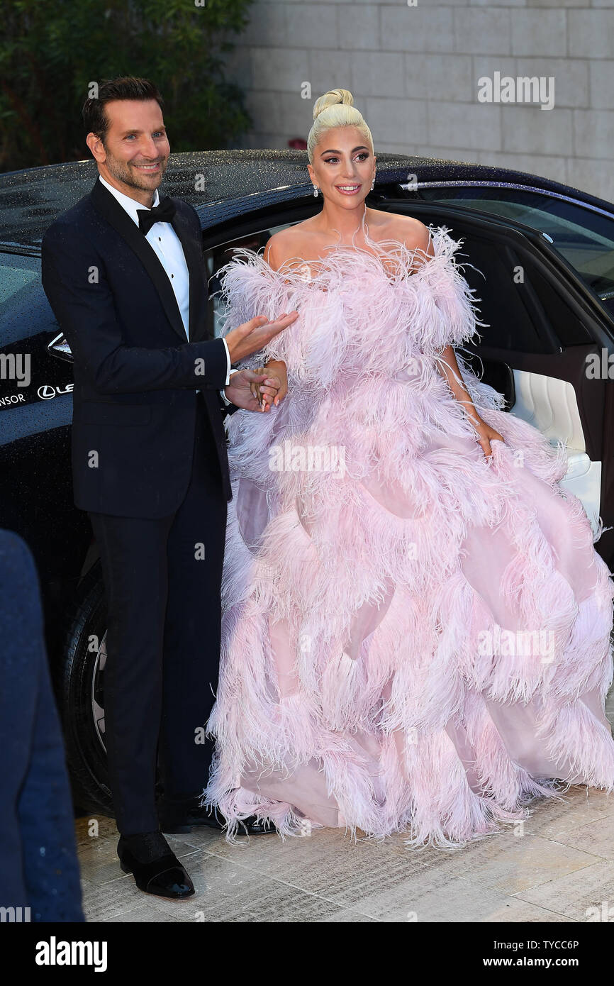 Actrice et chanteuse américaine Lady Gaga et l'acteur américain Bradley Cooper assister à la première d'une étoile est née pendant le 75e Festival du Film de Venise à Venise le 31 août 2018. Photo par Paul Treadway/ UPI Banque D'Images