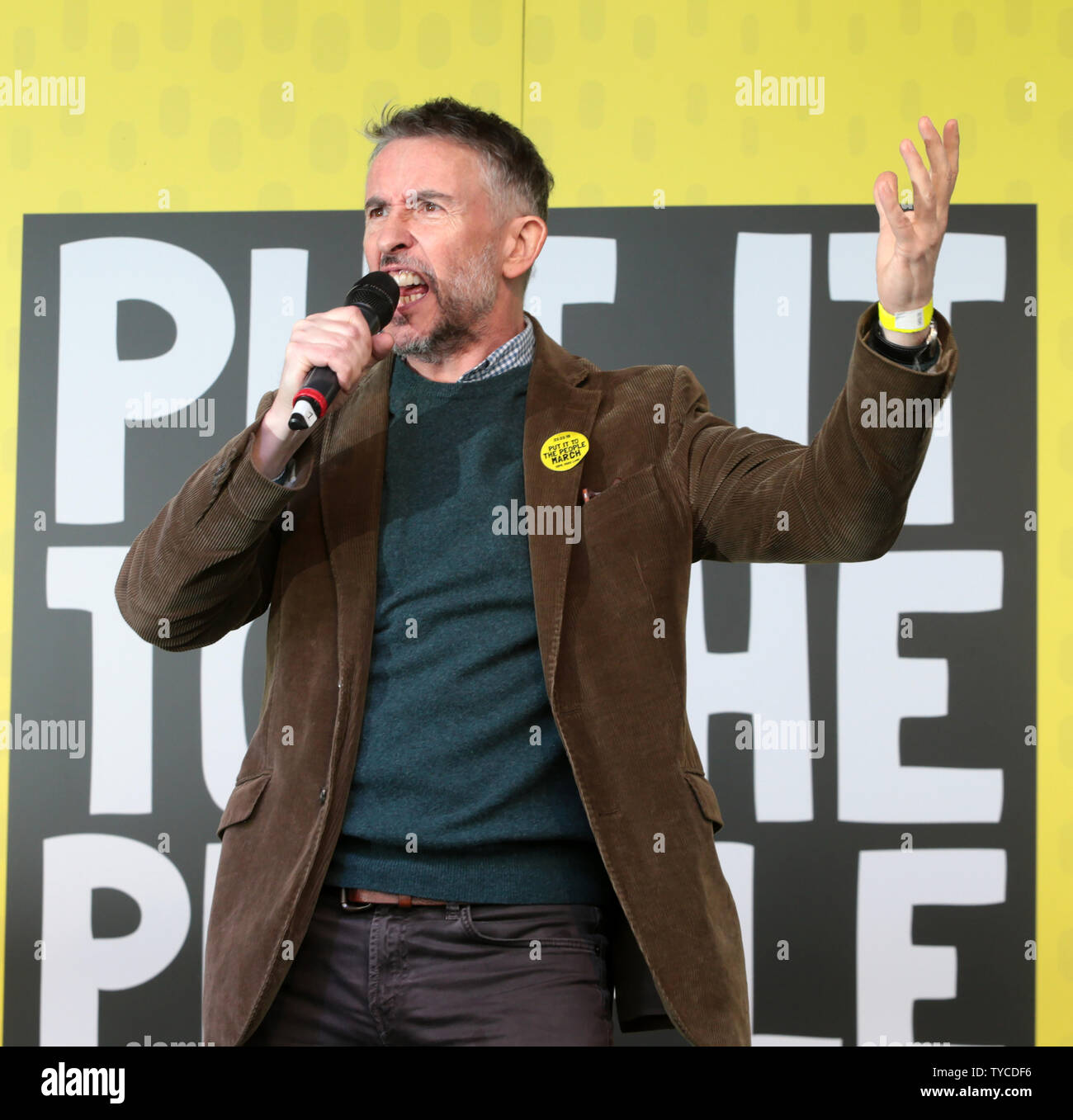 Acteur Steve Coogan parle à un Anti-Brexit mars où des milliers de citoyens à travers le Royaume-Uni et l'Union européenne tentent d'influencer le premier ministre et son gouvernement d'accorder un deuxième vote sur la sortie de l'Union européenne à Londres, le 23 mars 2019. Photo par Hugo Philpott/UPI Banque D'Images