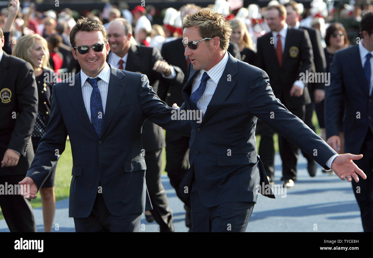 Graeme McDowell, Ian Poulter, gauche et droite,, laissez la cérémonie d'ouverture de la Ryder Cup au Valhalla Golf Club à Louisville le 18 septembre 2008. (UPI Photo/Mark Cowan) Banque D'Images