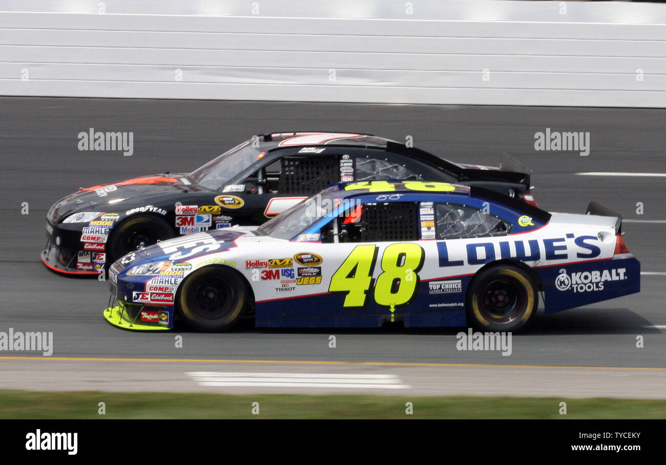Vainqueur de Jimmie Johnson passe Bobby Labonté à leur tour 4 au cours de la NASCAR Sprint Cup LENNOX 301 Course à New Hampshire Motor Speedway de Loudon, New Hampshire le 27 juin 2010 . UPI/Malcolm Espoir Banque D'Images