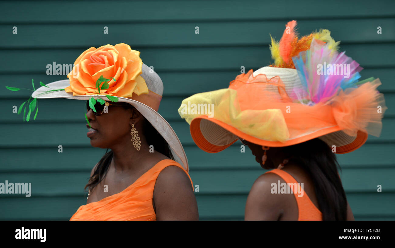 Les femmes portent des chapeaux dans l'entrepiste avant la 139e exécution du Kentucky Oaks à Churchill Downs le 3 mai 2013 à Louisville, Kentucky. UPI/Kevin Dietsch Banque D'Images