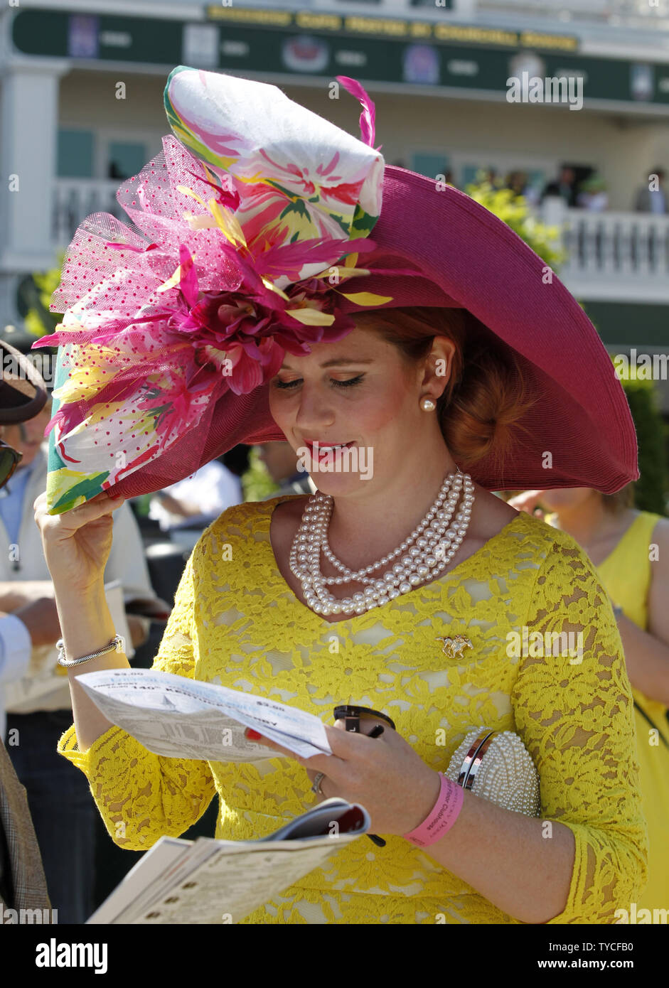 Linda Perry lit son programme de course alors qu'elle attend la fin de la 140e exécution du Kentucky Derby à Churchill Downs à Louisville, Kentucky, le 3 mai 2014, l'UPI/John Sommers II Banque D'Images