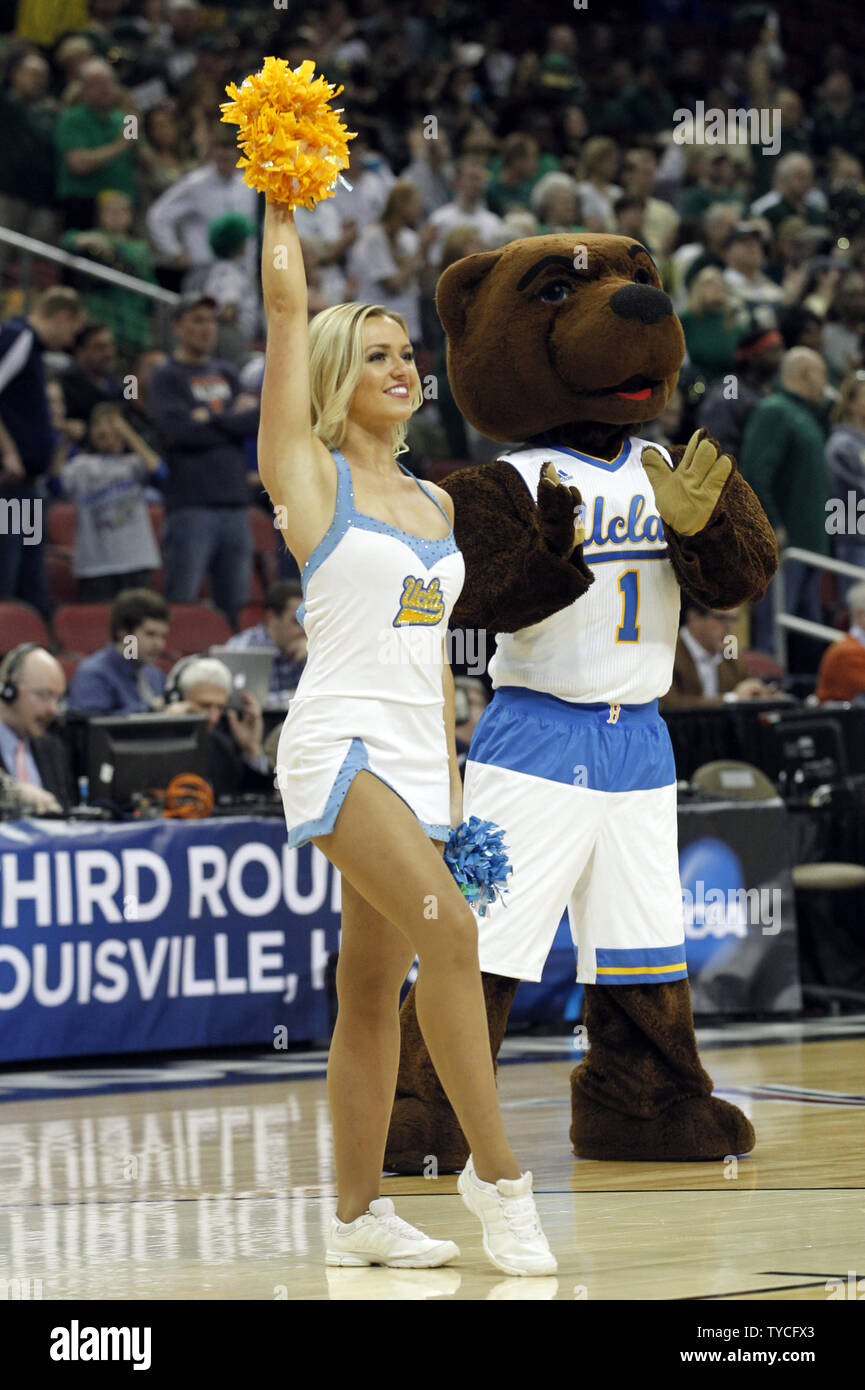 UCLA Bruins' cheerleaders encourager leur équipe contre l'UAB Blazers durant la première moitié de jouer dans leur troisième match de la ronde 2015 NCAA Division I Men's Basketball Championship au KFC Yum ! Dans le centre de Louisville, Kentucky, le 21 mars 2015. Photo de John Sommers II/UPI Banque D'Images