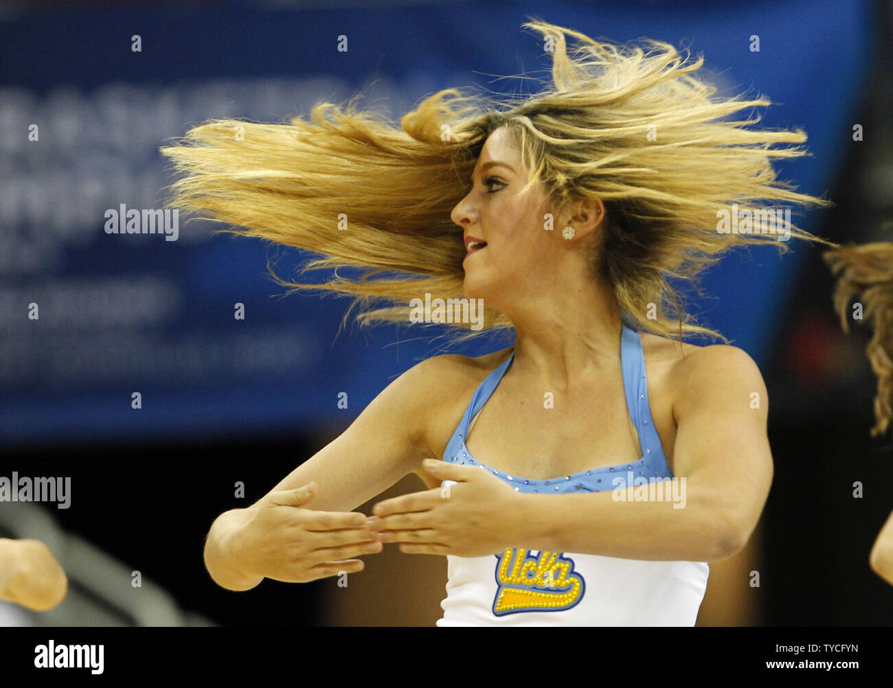 UCLA Bruins' cheerleaders encourager leur équipe contre l'UAB Blazers durant la première moitié de jouer dans leur troisième match de la ronde 2015 NCAA Division I Men's Basketball Championship au KFC Yum ! Dans le centre de Louisville, Kentucky, le 21 mars 2015. Photo de John Sommers II/UPI Banque D'Images