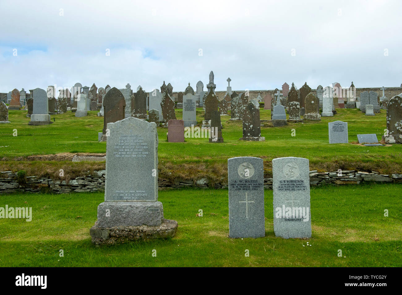 Cimetière à Lerwick Shetland avec mélange d'ancien et nouveau chef des pierres Banque D'Images