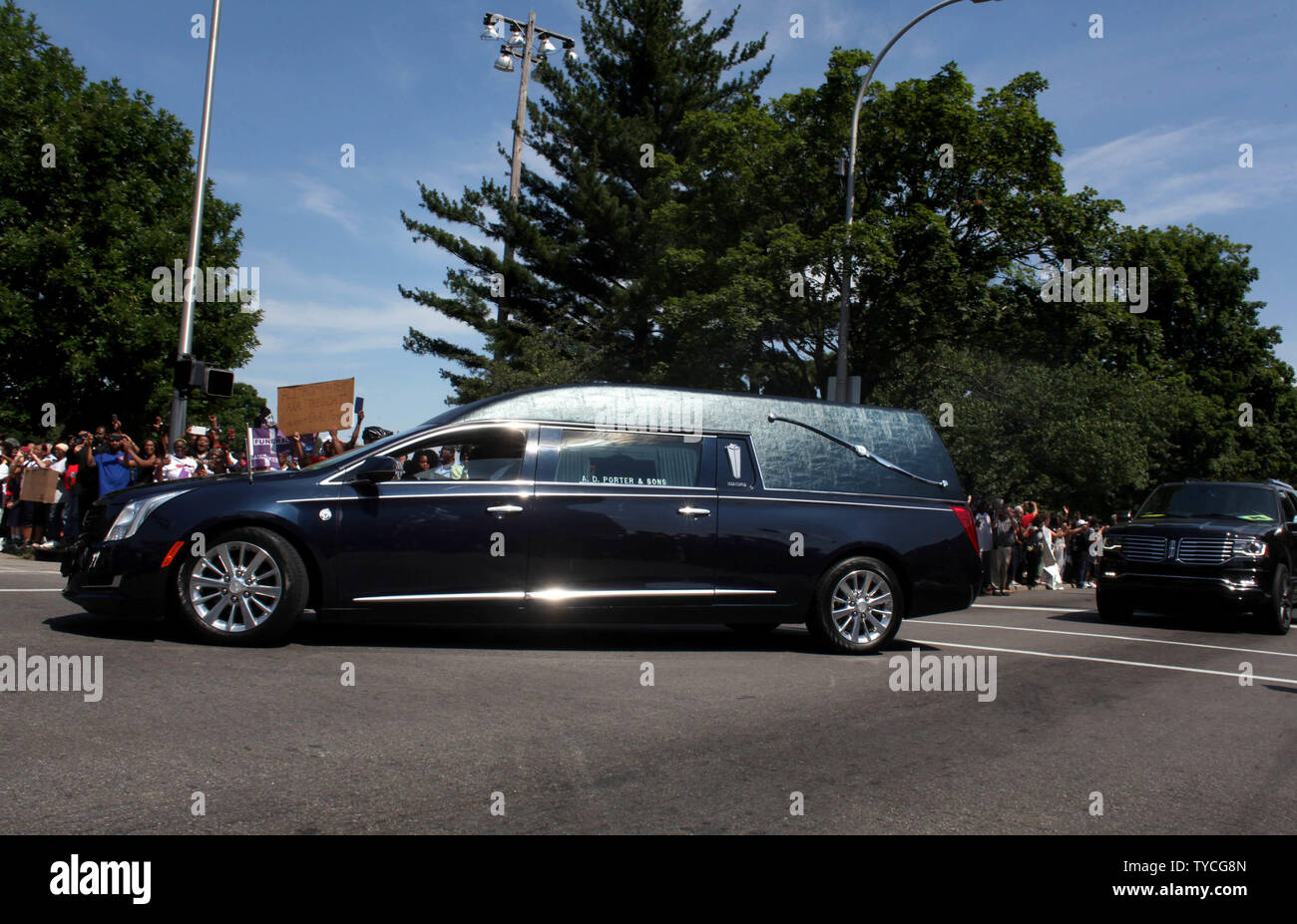 Un corbillard transportant Muhammad Ali est vu lors de sa procession funéraire à Louisville, Kentucky, le 10 juin 2016. Le natif de Louisville et boxeur légendaire est mort à l'âge de 74 ans le samedi 4 juin 2016. Photo par Aaron Borton/UPI Banque D'Images