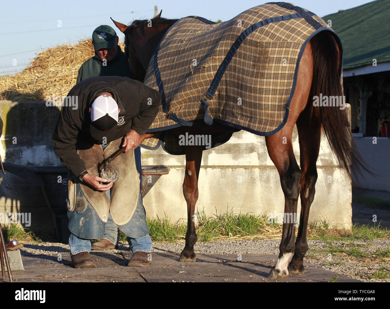 Un maréchal-ferrant chaussures changements sur un cheval à l'arrière à Churchill Downs après au matin des entraînements à Louisville, Kentucky, le 2 mai 2017. Les formateurs sont la préparation de leurs chevaux pour la 143e exécution du Kentucky Derby qui aura lieu à l'hippodrome de Churchill Downs le 6 mai. Photo de John Sommers II/UPI Banque D'Images