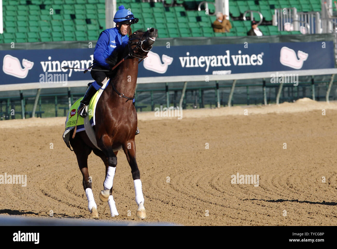 Kentucky Derby espère Thunder Snow galops reats à son cavalier sur la voie au cours exercices du matin à Churchill Downs à Louisville, Kentucky, le 2 mai 2017. Trainer Saeed bin Suroor prépare son cheval pour la 143e exécution du Kentucky Derby qui aura lieu à l'hippodrome de Churchill Downs le 6 mai. Photo de John Sommers II/UPI Banque D'Images