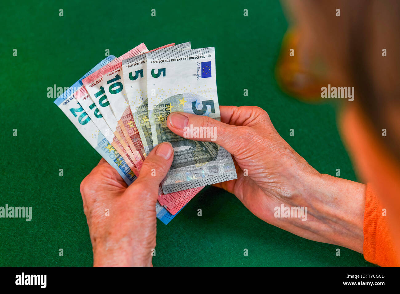 Symbolfoto, rente, Seniorin, Haende, GELD Banque D'Images