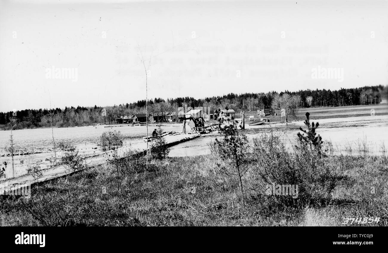 Photographie de Knutson Dam Wide Open ; Portée et contenu : sous-titre original : Knutson Dam wide open, Cass Lake sur la rivière Mississippi, gauche à droite du barrage. été, 1938. Banque D'Images