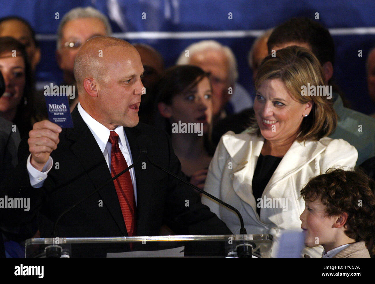 Le lieutenant-gouverneur de Louisiane. Mitch Landrieu parle aux partisans comme sa femme Cheryl et plus jeune fils William regardez sur pendant l'élection de Mme Landrieu fête nocturne au Roosevelt Hotel au centre-ville de La Nouvelle Orléans le 6 février 2010. Landrieu a gagné dans un démocrate à glissement de devenir la nouvelle orléans' premier maire blanc depuis 1978, en remplacement du maire de l'époque de Katrina C. Ray Nagin. Le père de Landrieu, Moon Landrieu, a été maire de 1970-78. UPI/A.J. Sisco. Banque D'Images