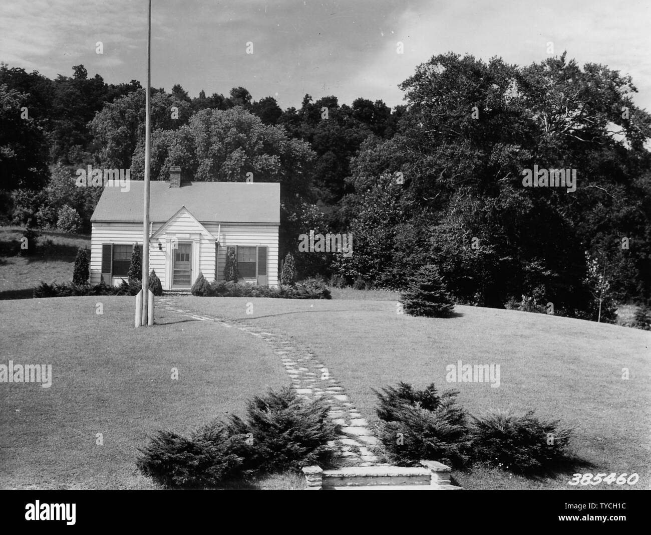 Photographie de peu de Scioto Station forestière ; la portée et contenu : la légende originale : peu de Ranger Station Scioto, Portsmouth, dans l'Ohio. Le bouton sur lequel deux Mile Hill de pique-nique est situé est en arrière-plan. Banque D'Images