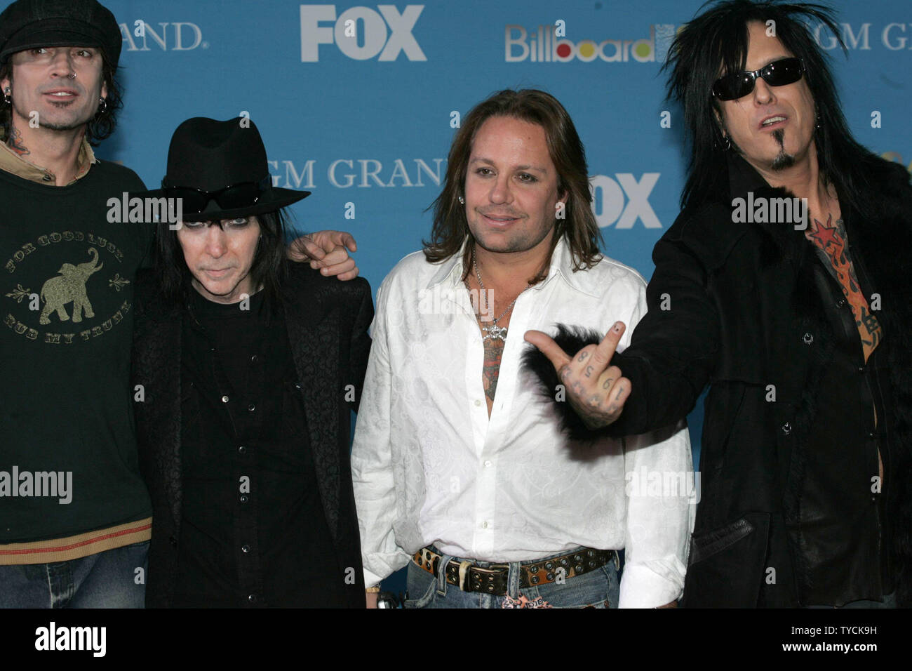 Équipe disparate arriver au Billboard Music Awards 2004 au MGM de Las Vegas, le 8 décembre 2004. (Photo d'UPI/Roger Williams) Banque D'Images