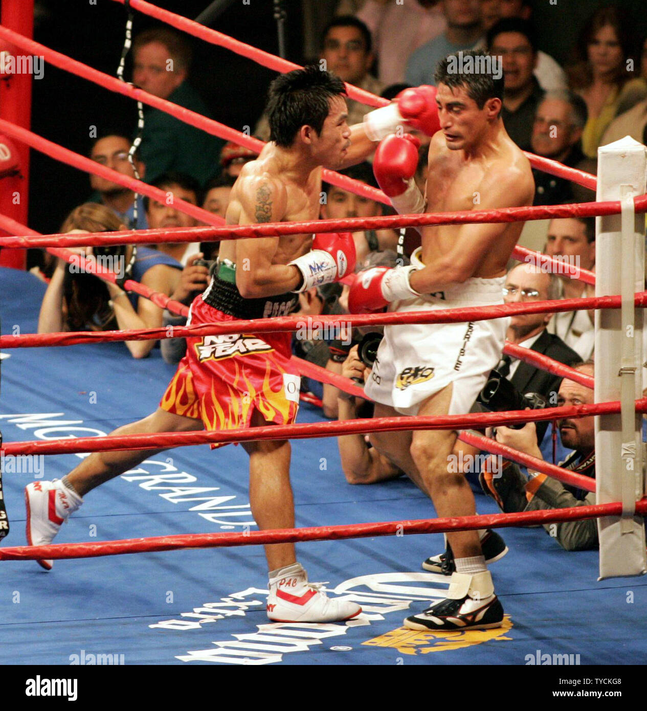 Eric Morales de Tijuana, au Mexique, est frappée par une gauche livré par Manny Pacquiao de Manille, Philippiens au cours de leur lutte au MGM Grand, Las Vegas le 19 mars 2005. Morales a gagné le Super-plume titre avec une décision plus de Pacquiao. (Photo d'UPI/Roger Williams) Banque D'Images