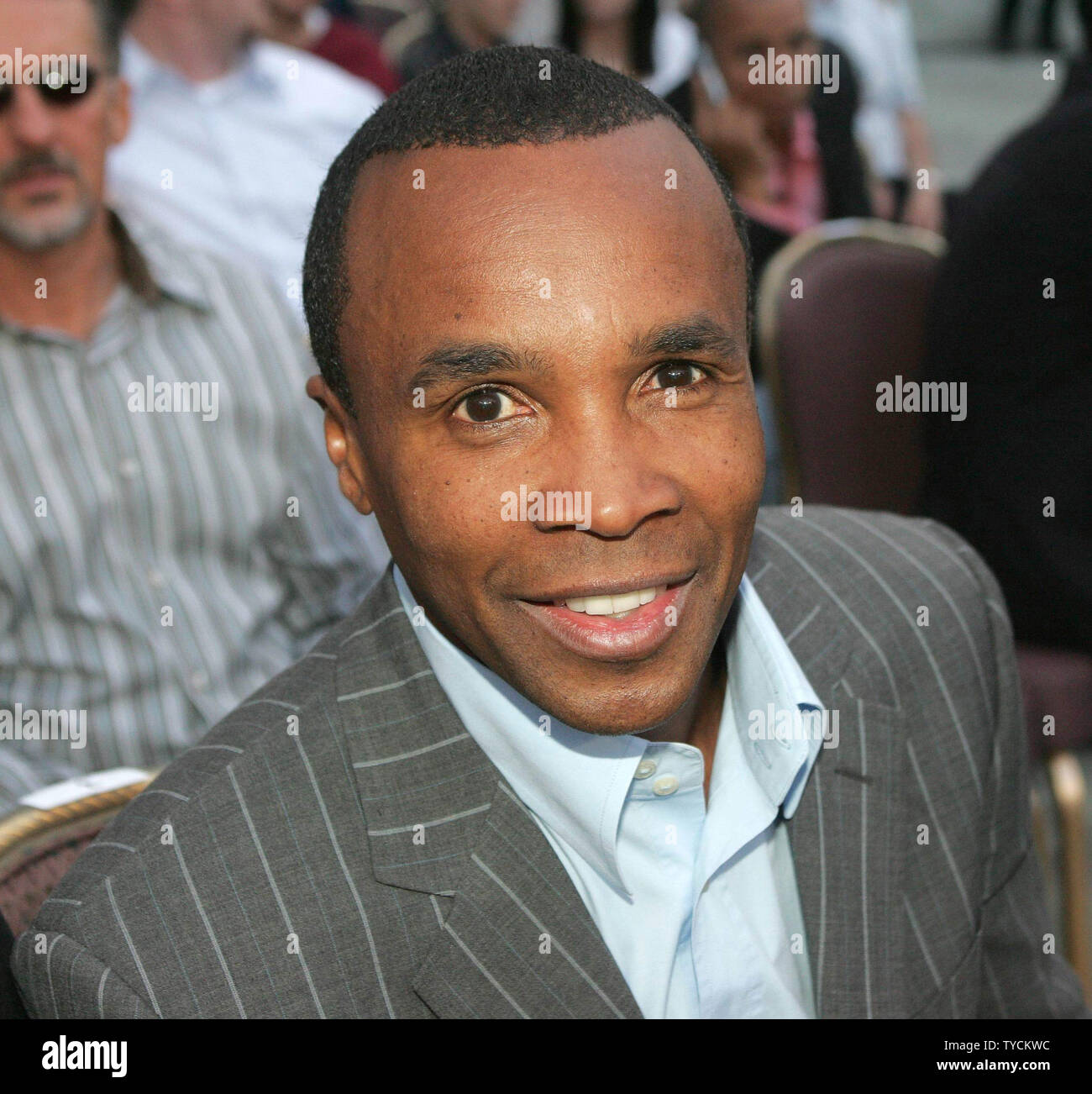 Sugar Ray Leonard, de nombreuses fois champion de boxe, formateur et récemment producteur et star de la 'Contender', attend que l'événement principal entre les poids lourds de la cote vendredi Ahunanya et Dominick Guinn au Caesars Palace à Las Vegas, le 22 avril 2005. (Photo d'UPI/Roger Williams) Banque D'Images